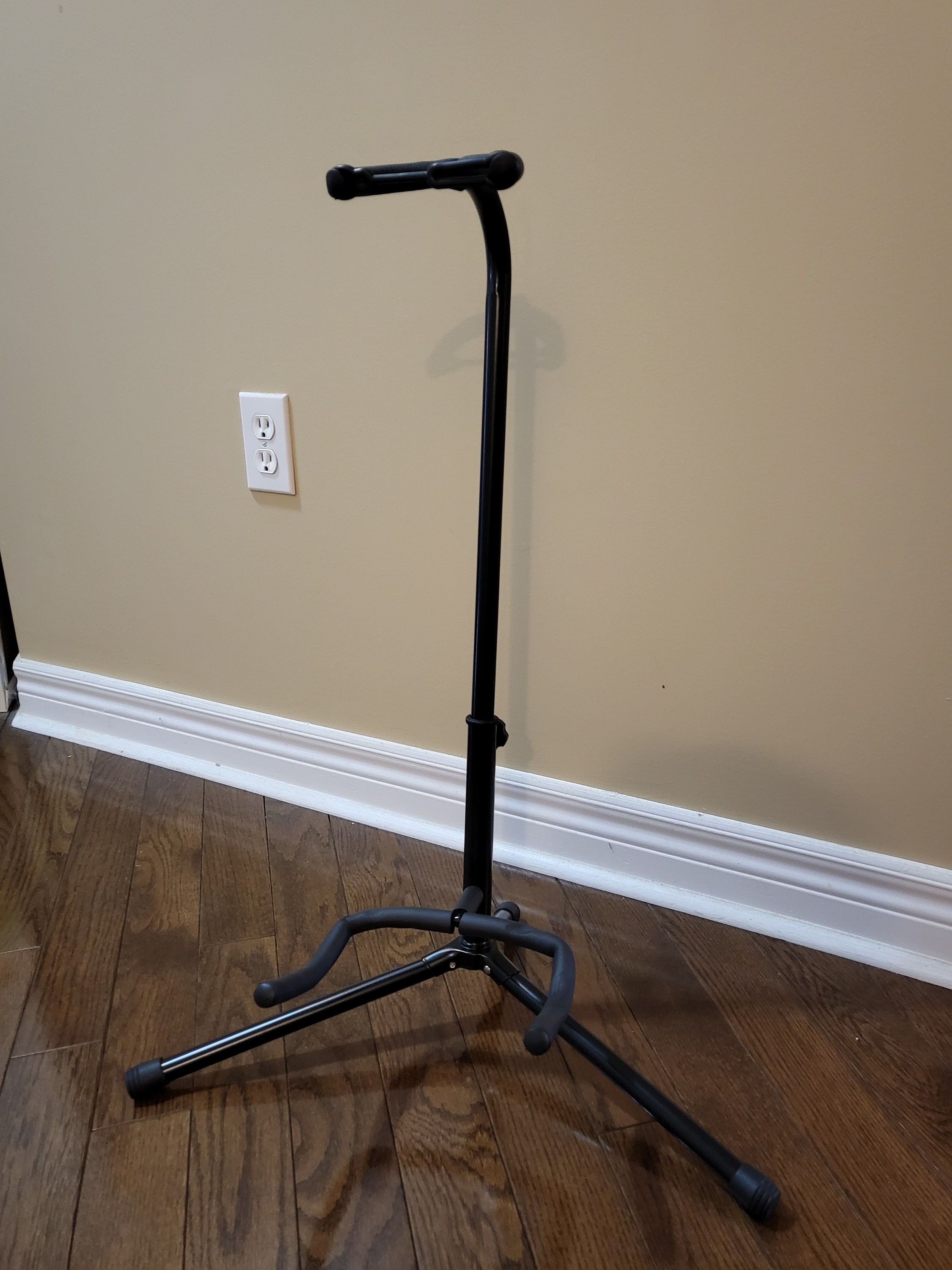 Guitar stand suitable for all types: acoustic, electric, bass