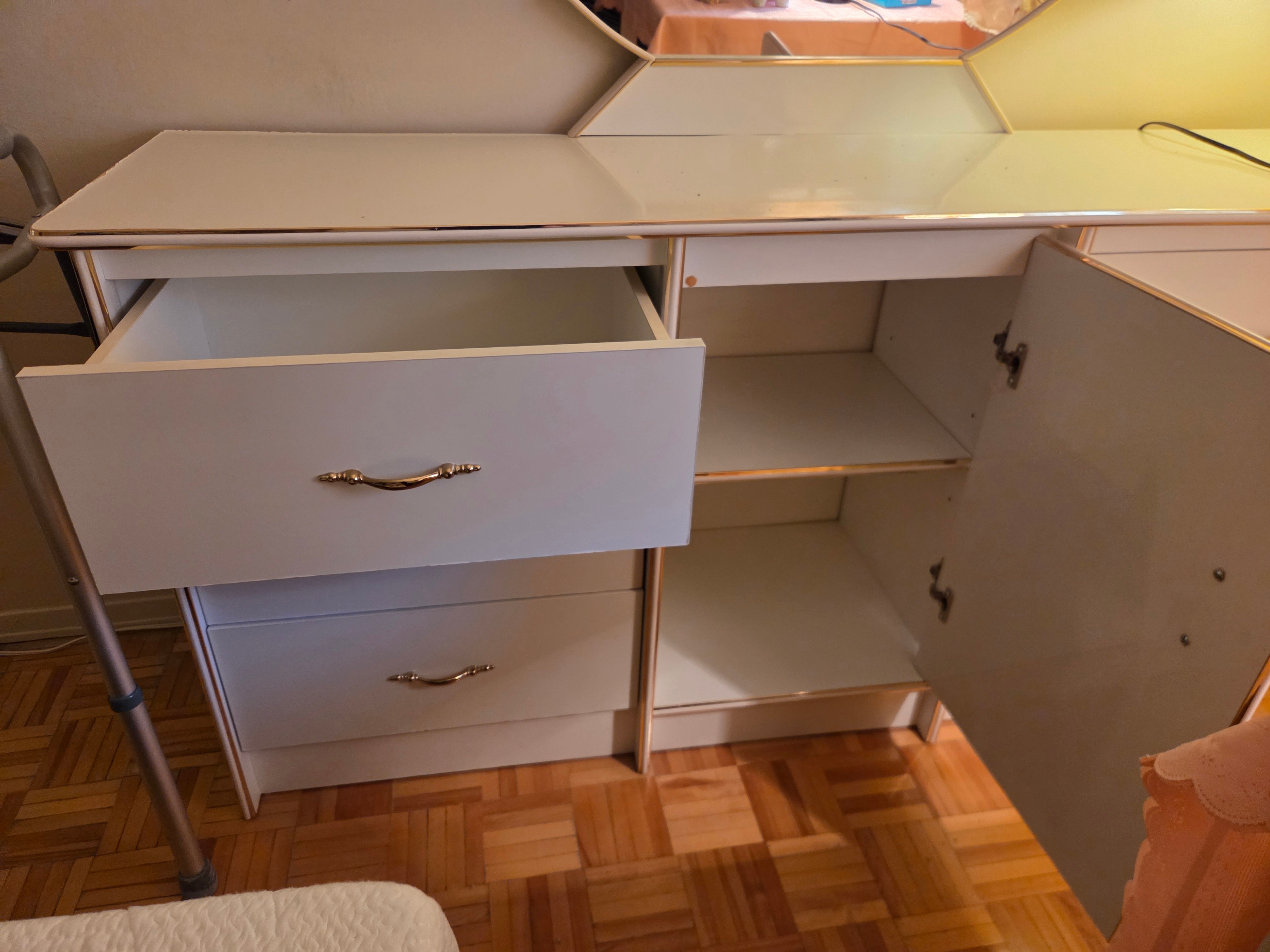 White w/Gold Accent Bedroom Dresser - photo 2