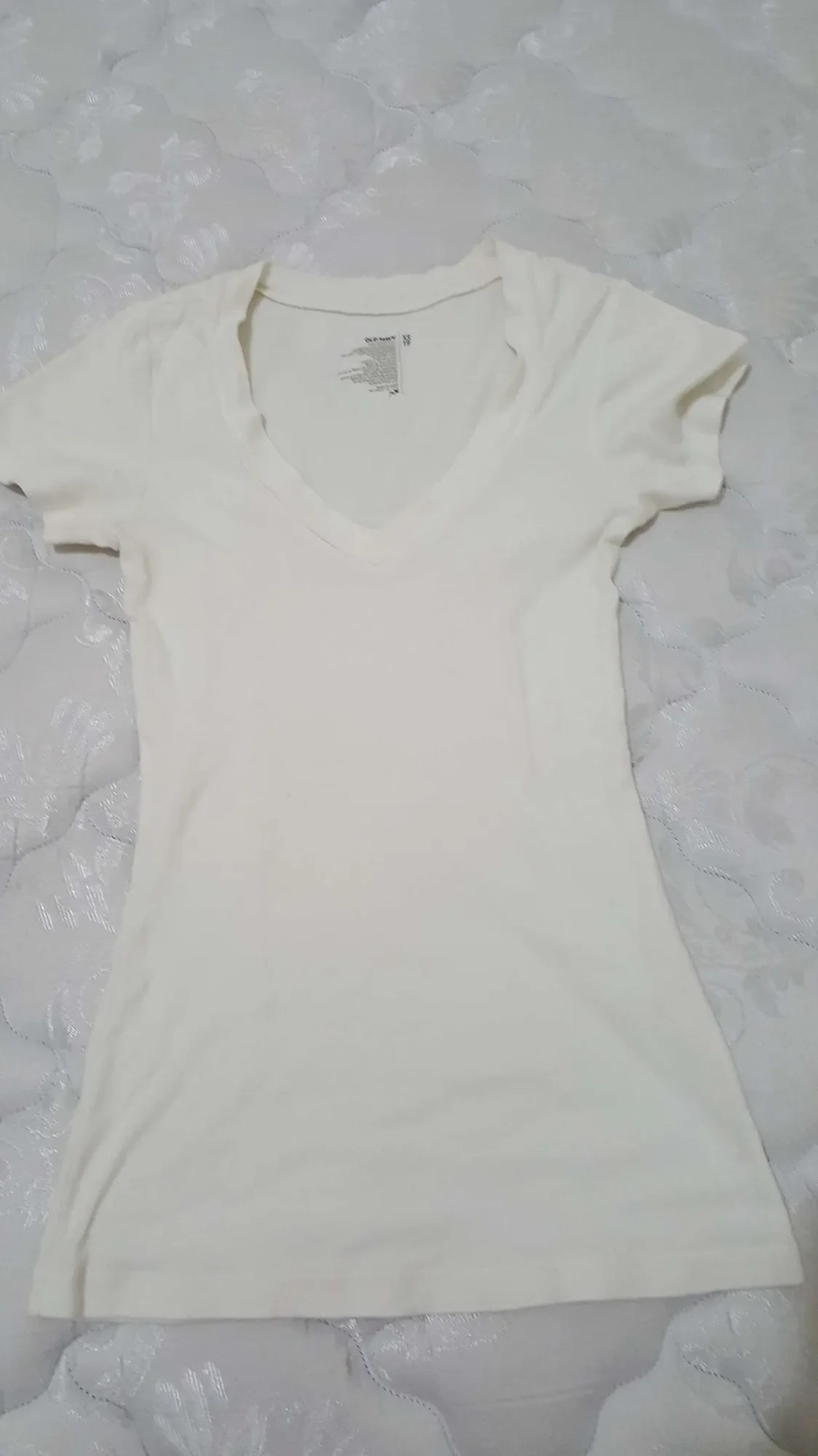 white 100% cotton v- neck t- shirt. soft & flattering. worn o... - photo 2