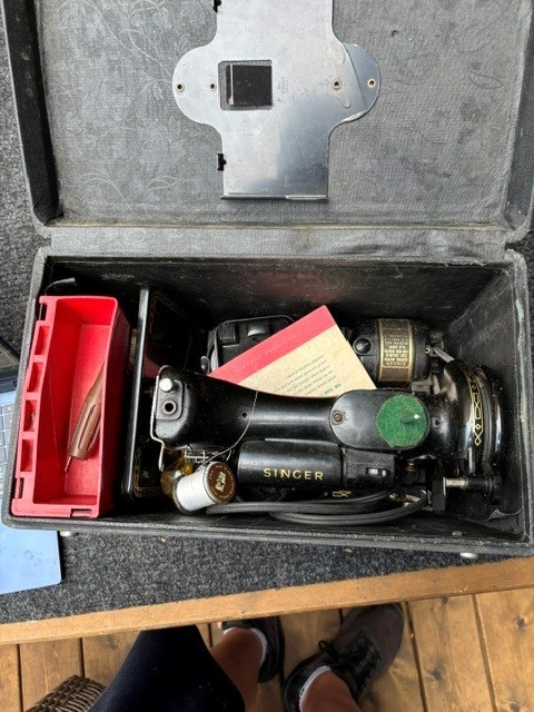 Singer Featherweight Sewing Machine - photo 3