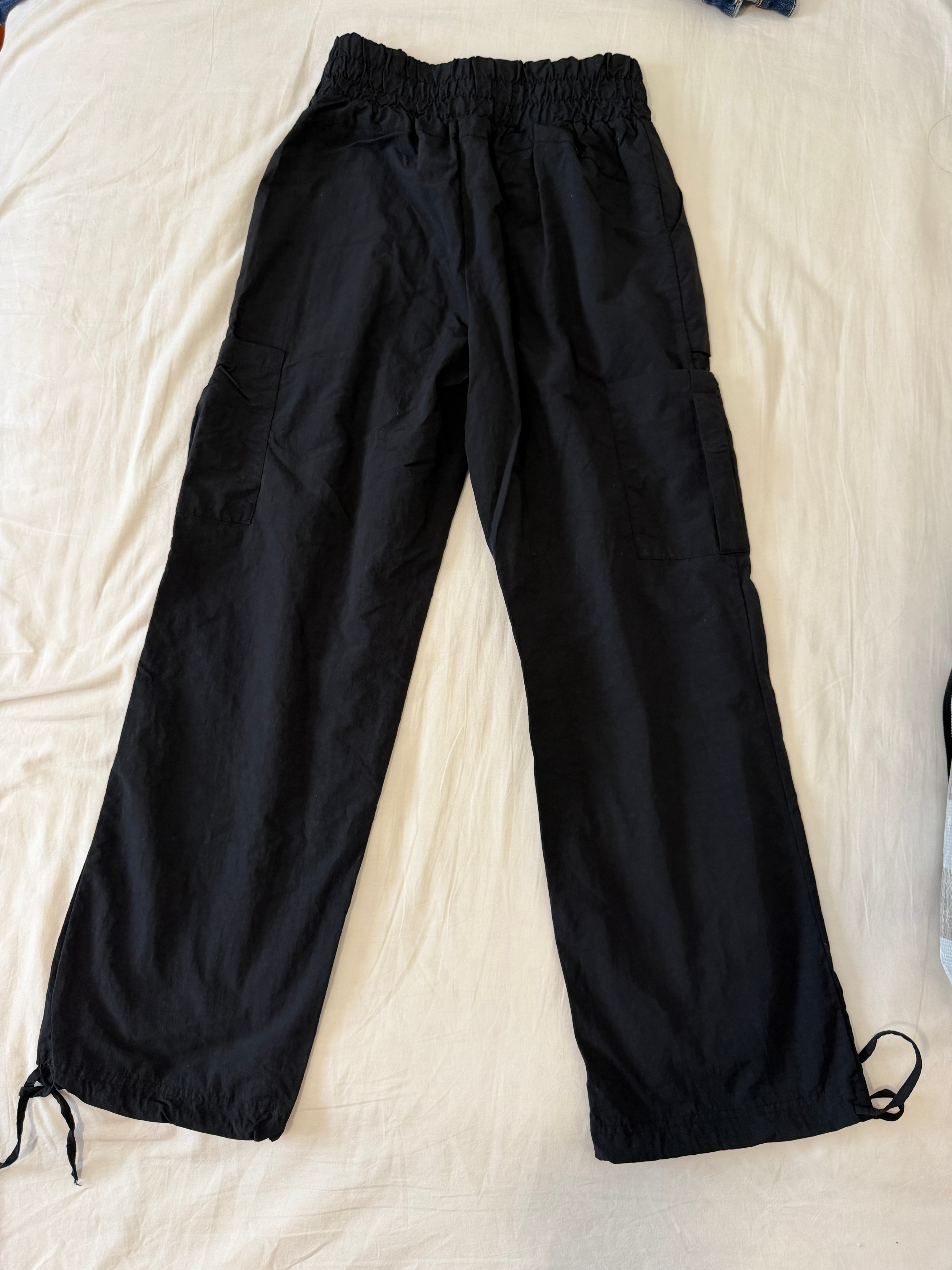 Women Black Wide-Leg Cargo Pants – Elastic Waist - photo 2