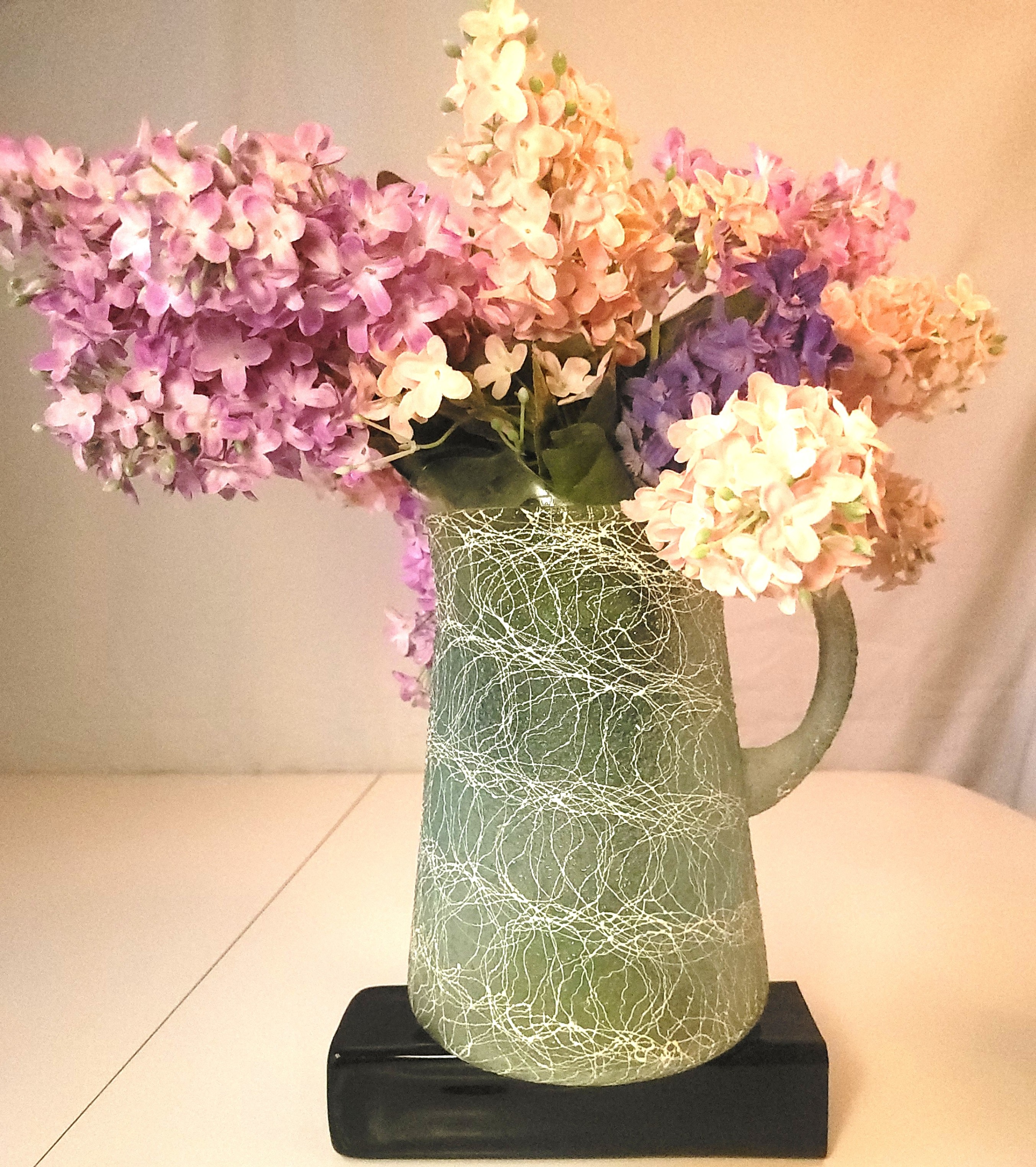 1950s Green Spaghetti Drizzle Glass Pitcher Vase Faux Lilacs - photo 2
