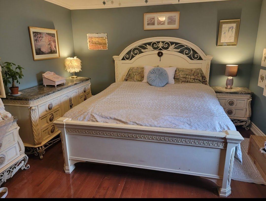 Pulaski Solid Wood King Bedroom Set — 6 Pieces — PICKUP ONLY