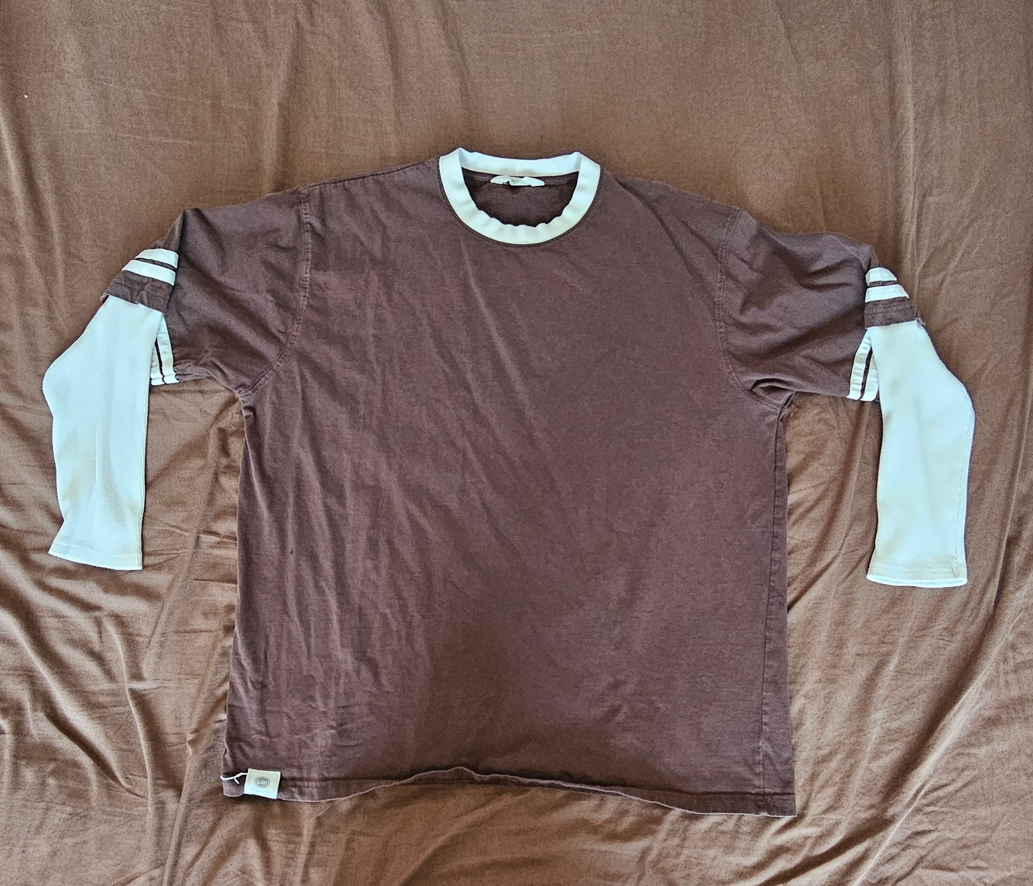 MEN'S BROWN LONG-SLEEVE T-SHIRT WITH WHITE SLEEVES (XL)