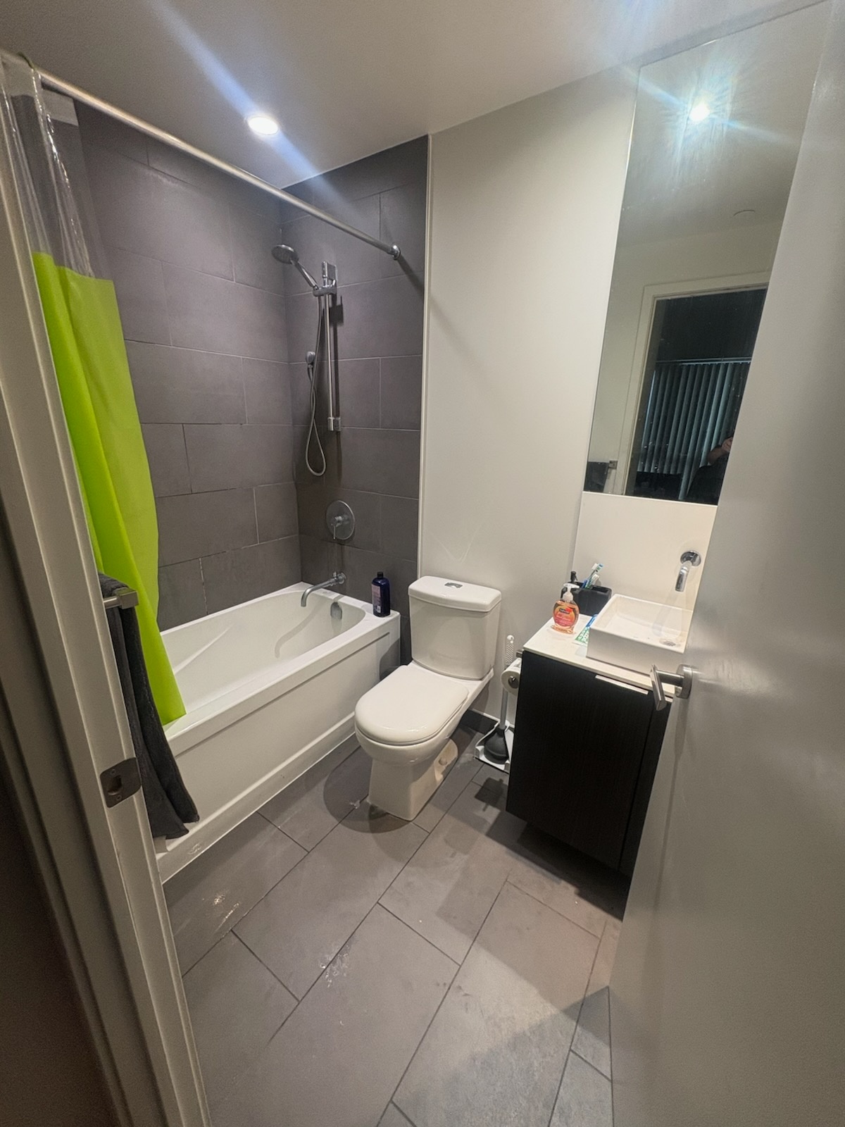 $1,550 / 1br - Master Bedroom + Ensuite | Downtown Toronto - photo 3