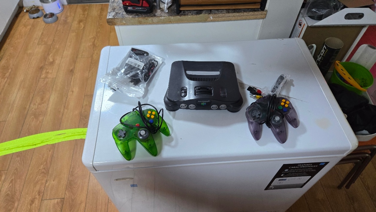 N64 Deck, comes with needed wires and controllers Refurbished - photo 3