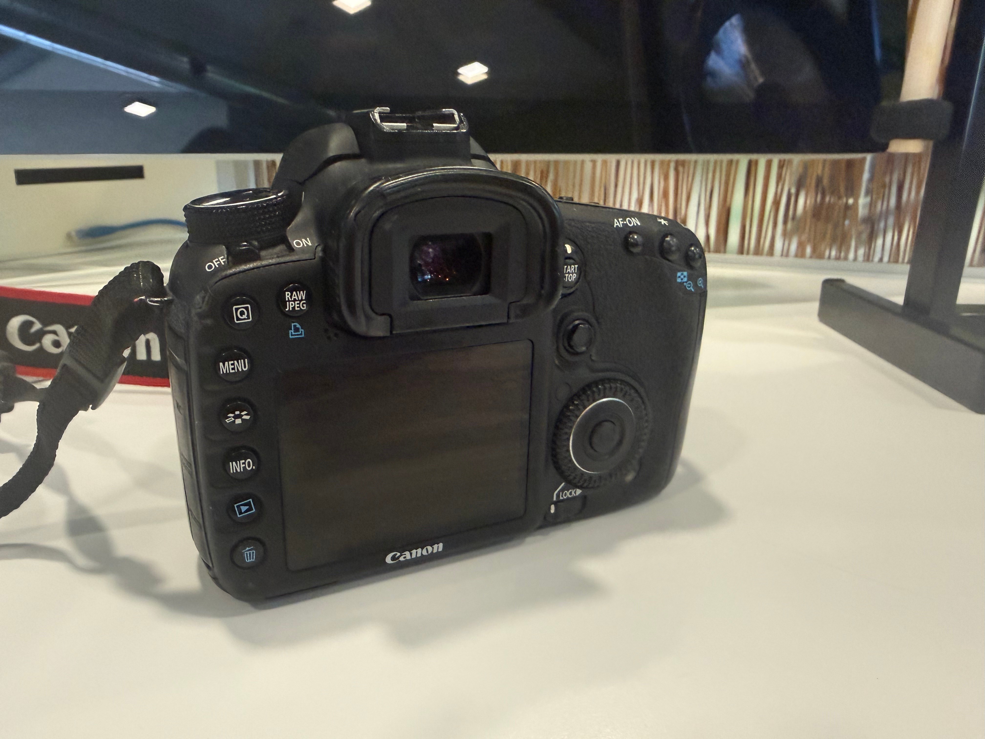 Canon EOS 7D DSLR Camera (Body Only) - photo 2