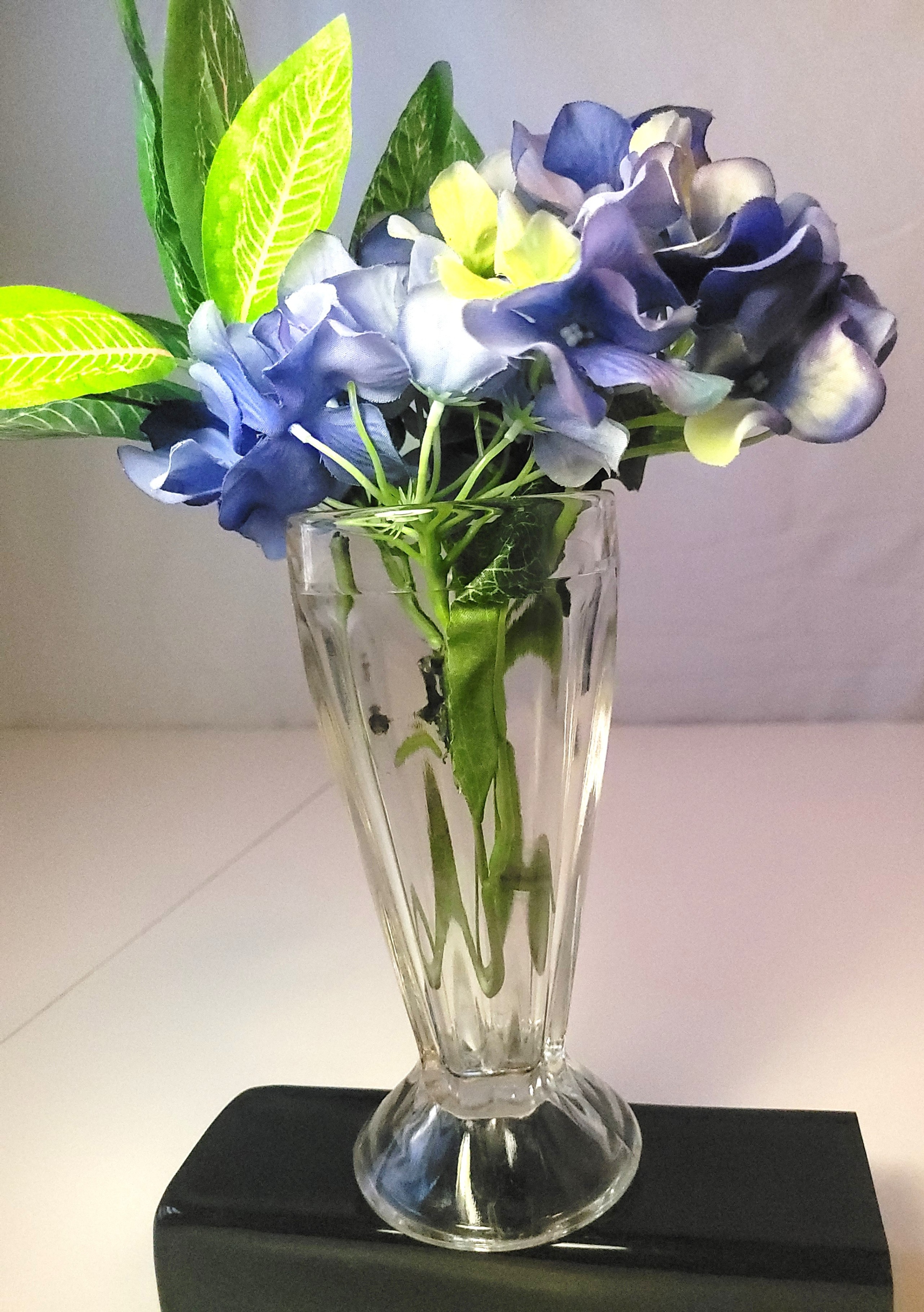 1968 E.O. Brody Clear Glass Paneled Footed Trumpet Flower Vase - photo 2