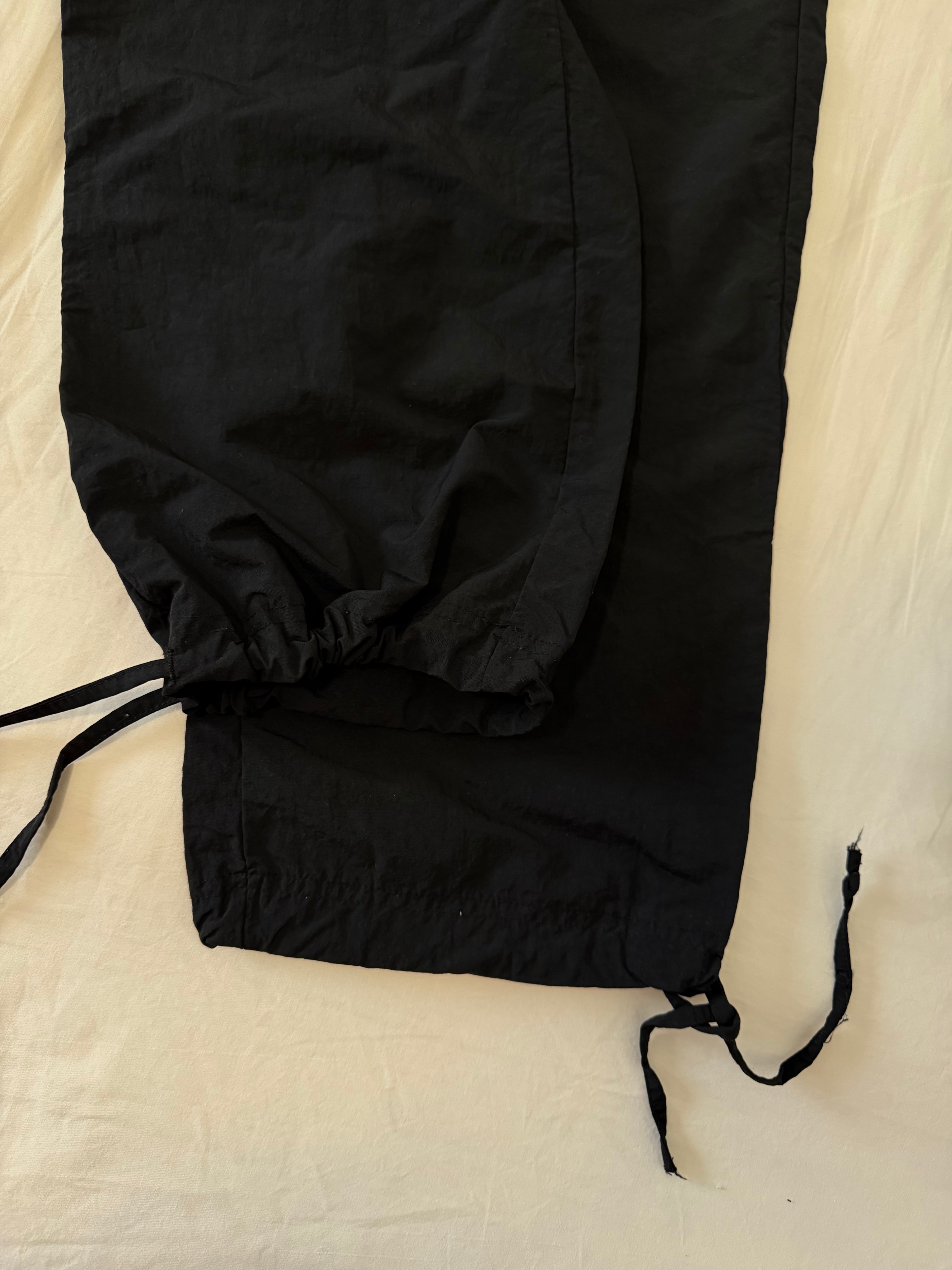 Women Black Wide-Leg Cargo Pants – Elastic Waist - photo 4