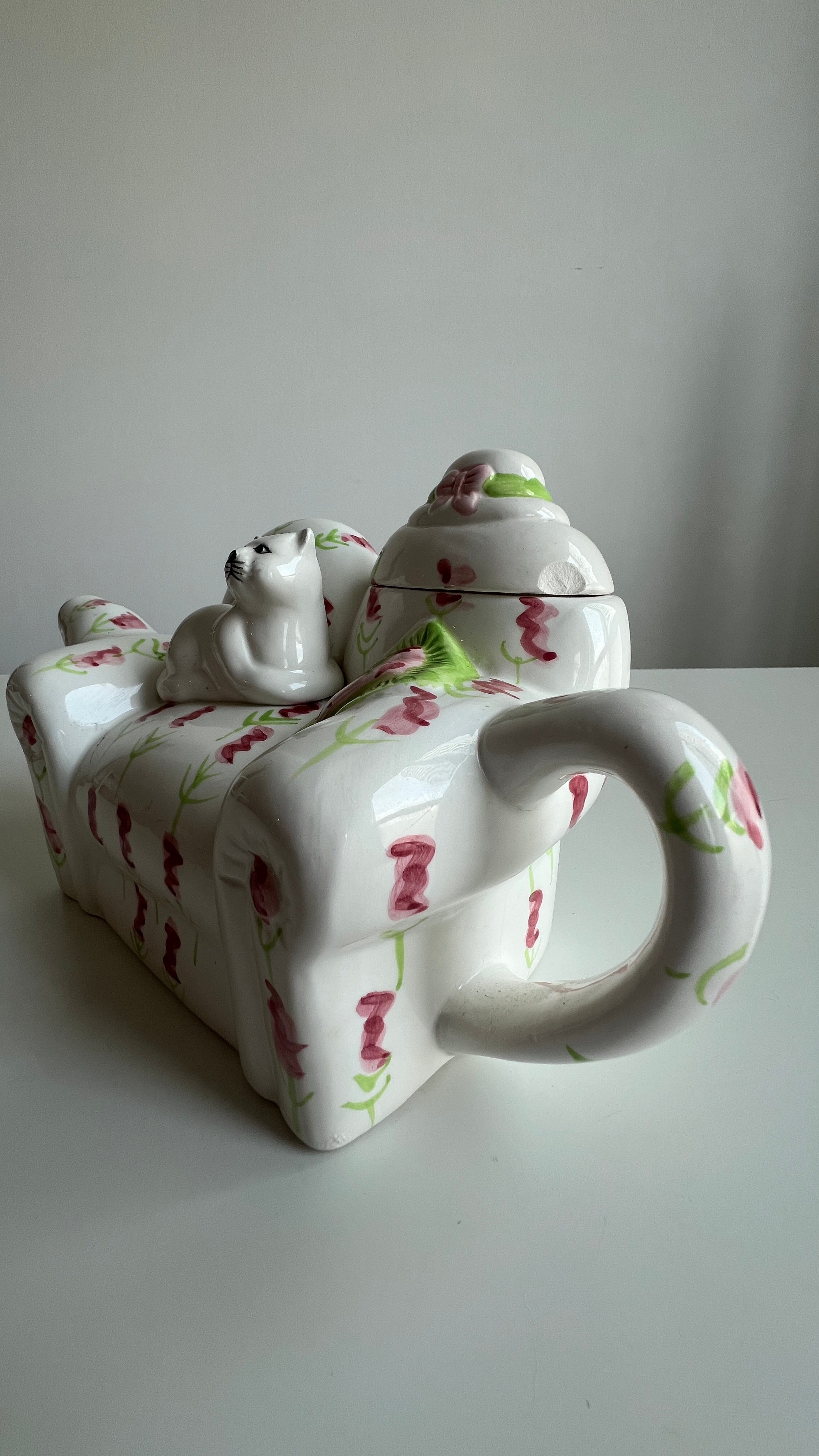 Vintage Cardinal "Cat on Couch" Novelty Teapot (as is)