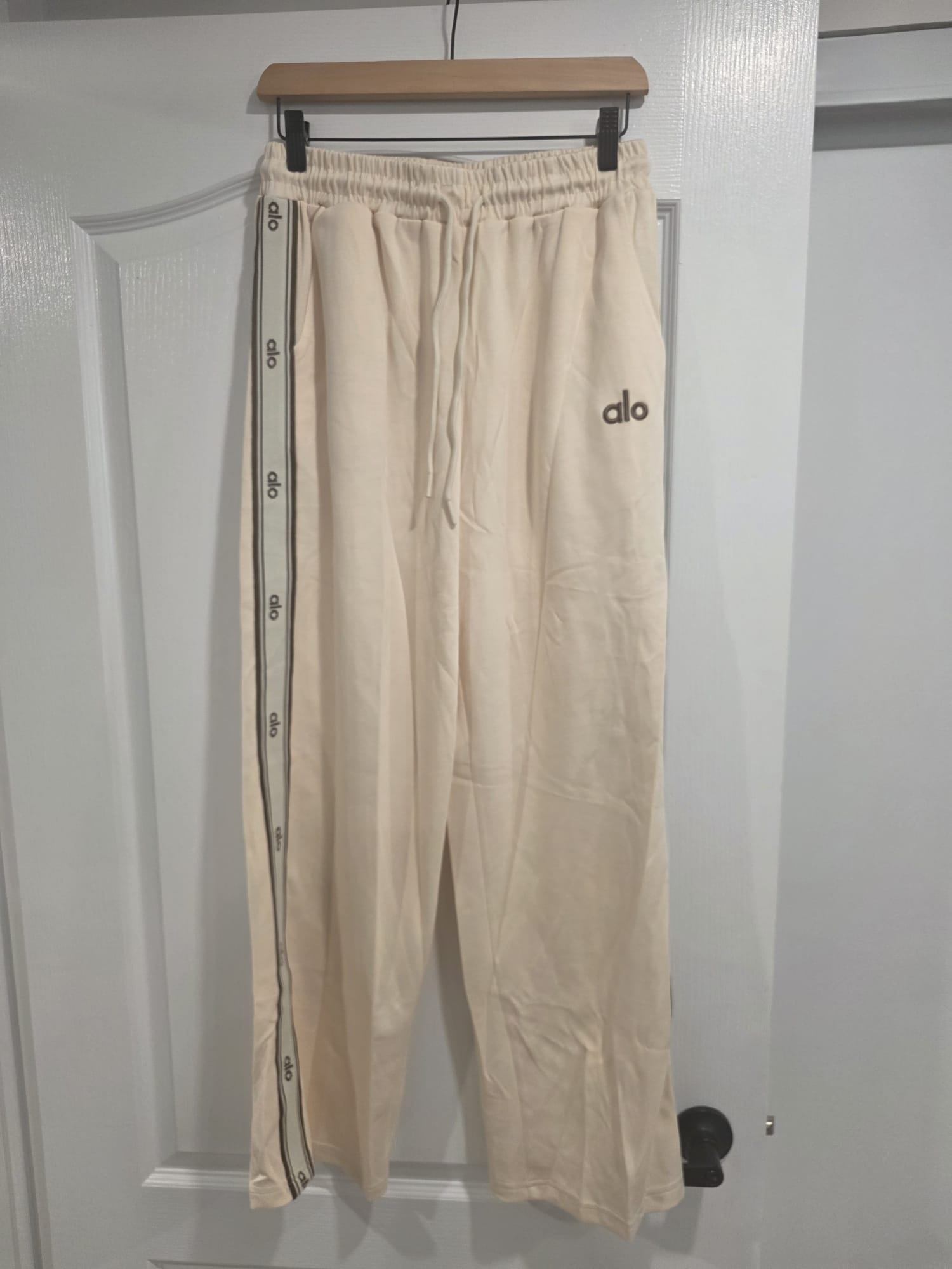 Alo Yoga T-Shirt & Sweatpants Lounge Set - Cream/Brown (Women) - photo 5