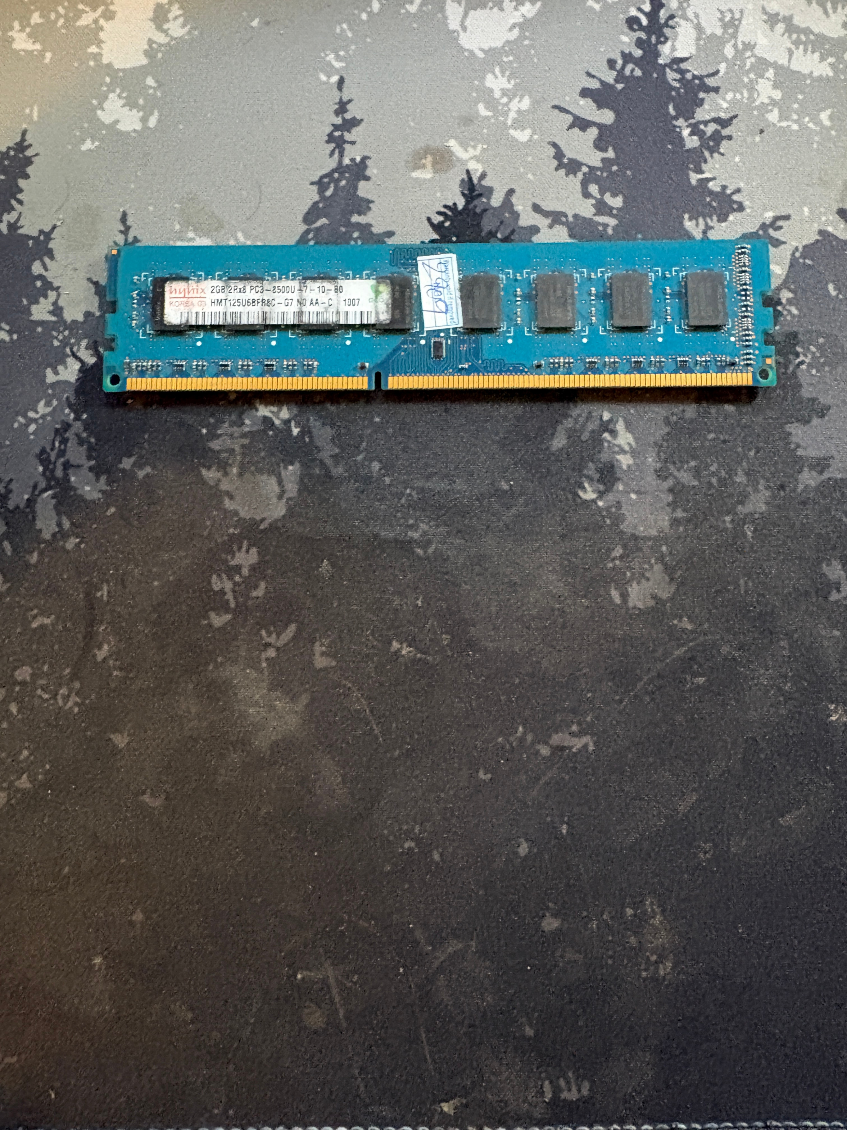 2GB DDR3 PC3-8500U RAM stick
