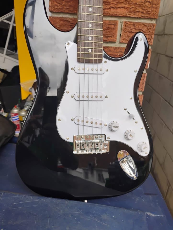 NOVA Electric Guitar/ Carrying Bag and Accessories. - photo 4