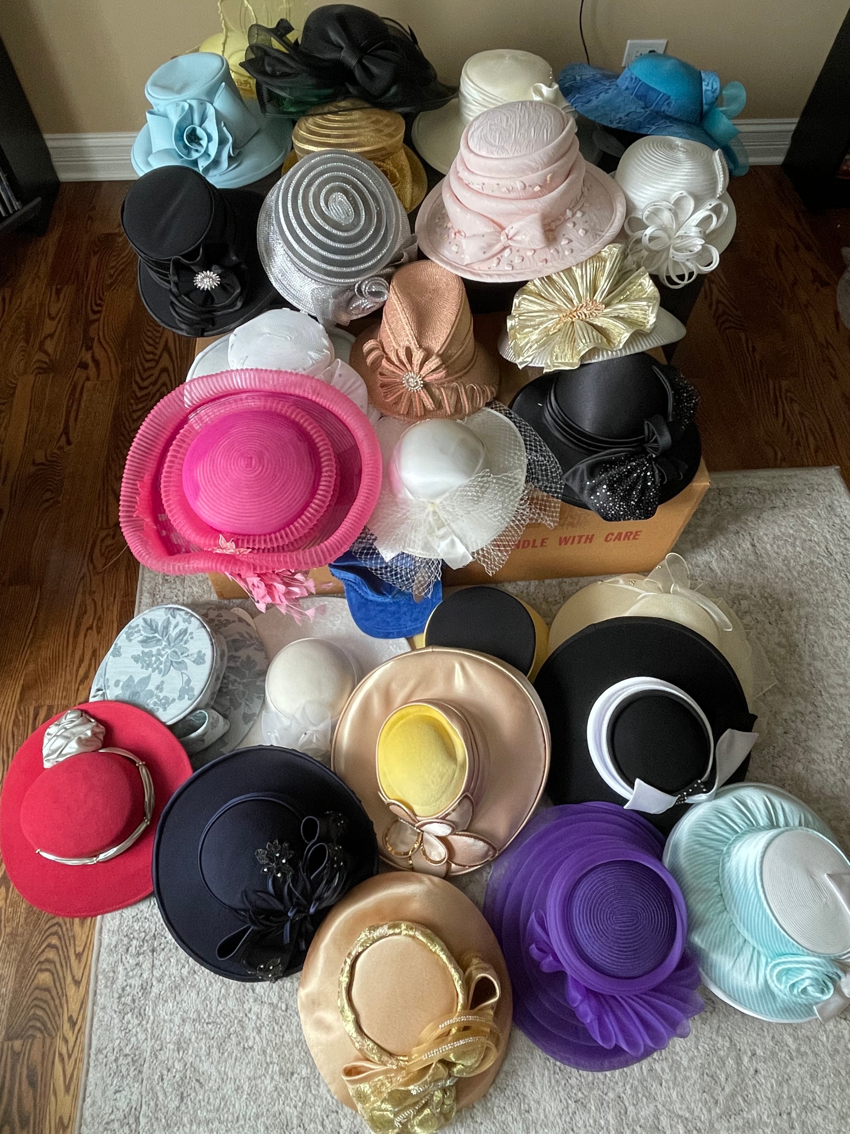 Church Hats/Women's Hand bags - photo 5