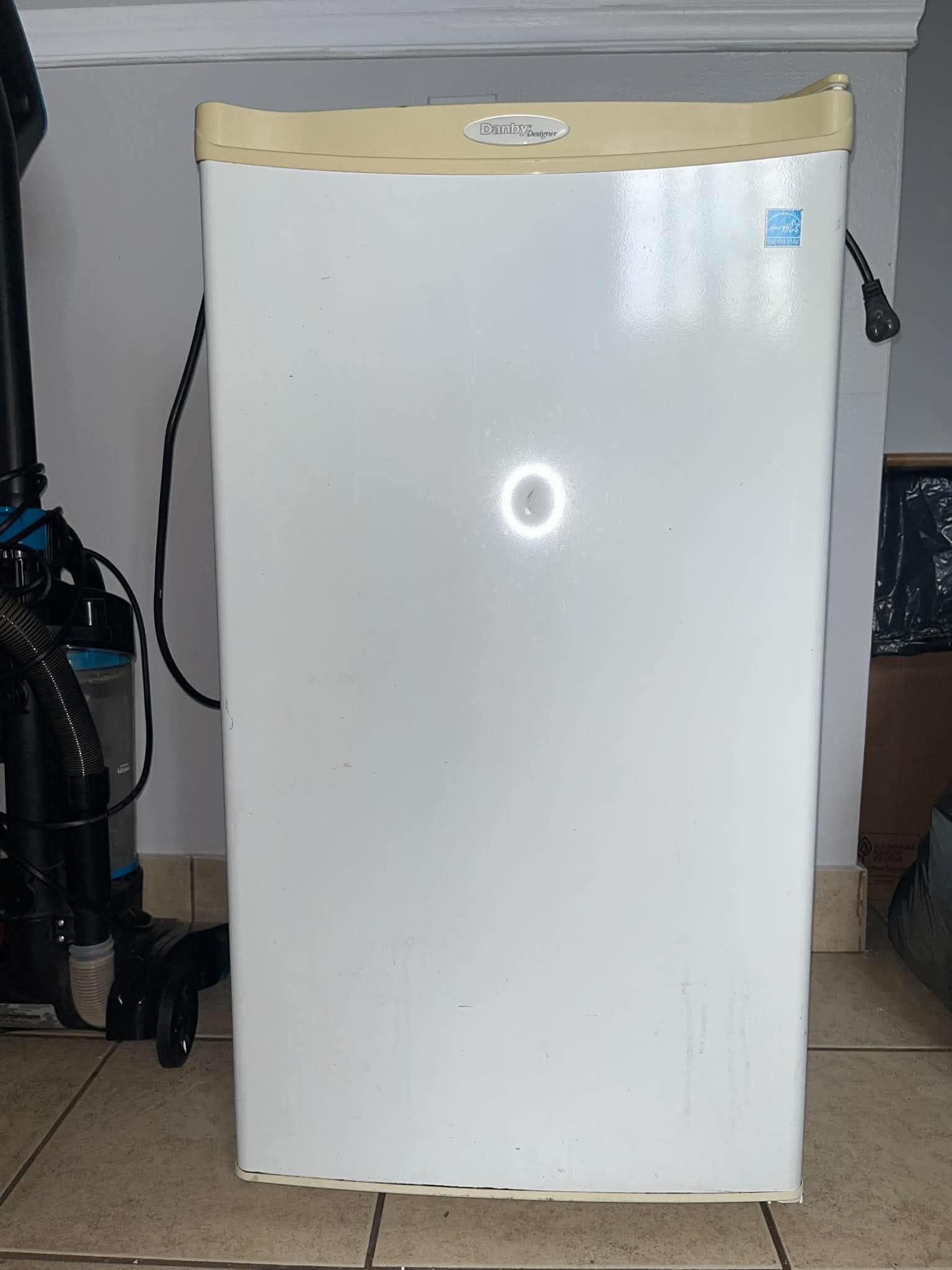 Danby Mini Fridge / Compact Refrigerator – Working - photo 3