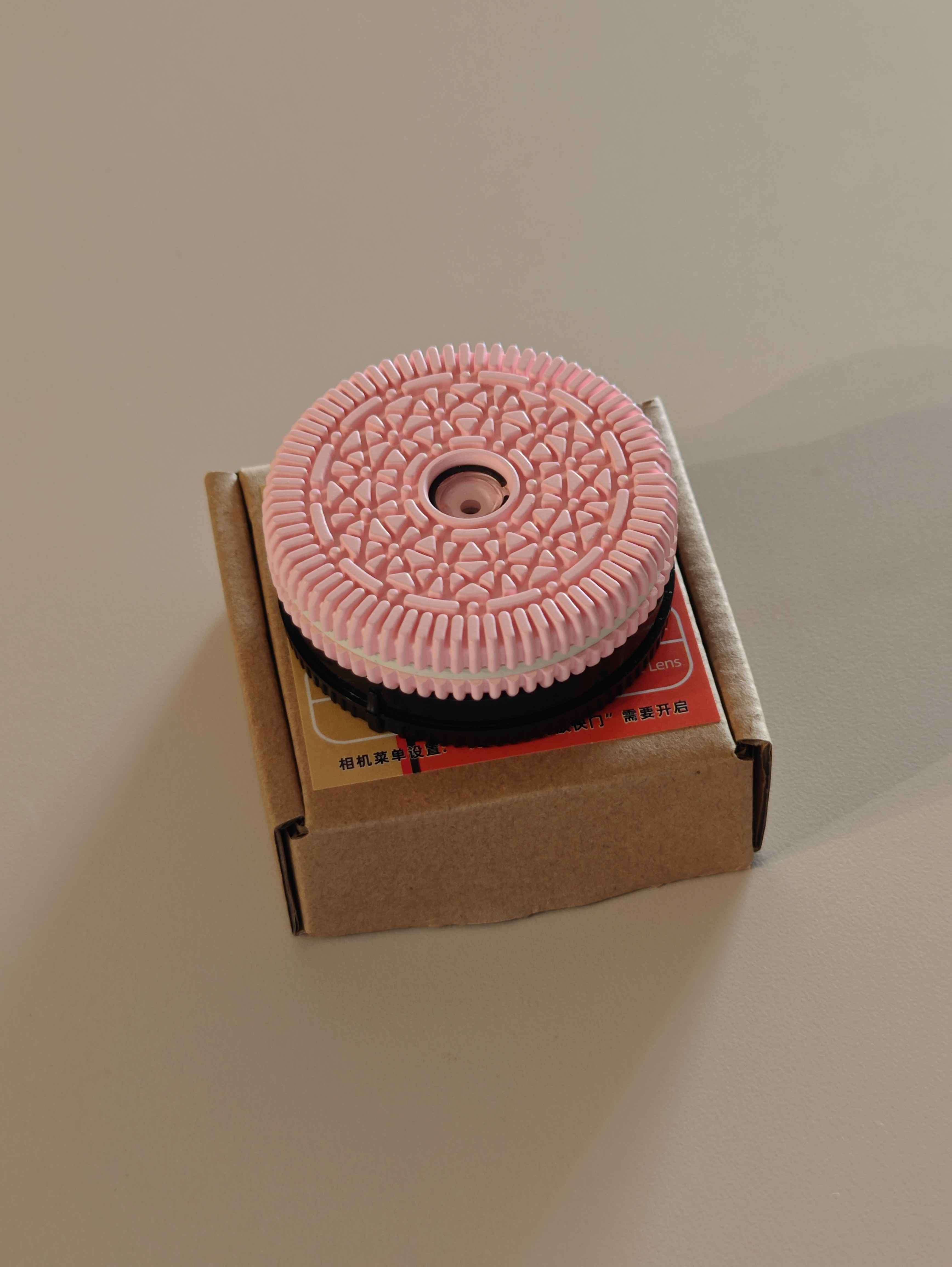 Pink Oreo Lens | Pancake Style Lens - 32mm f10 Focus Free (Sony) - photo 2