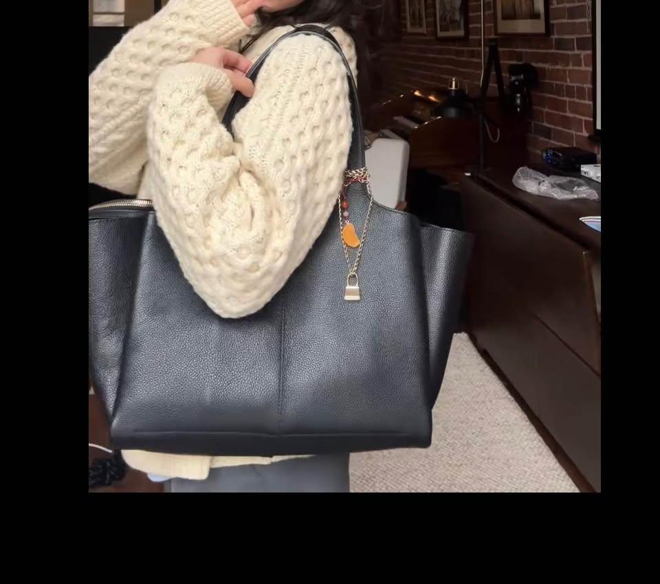 Black Banana Republic Italian leather portfolio tote bag
