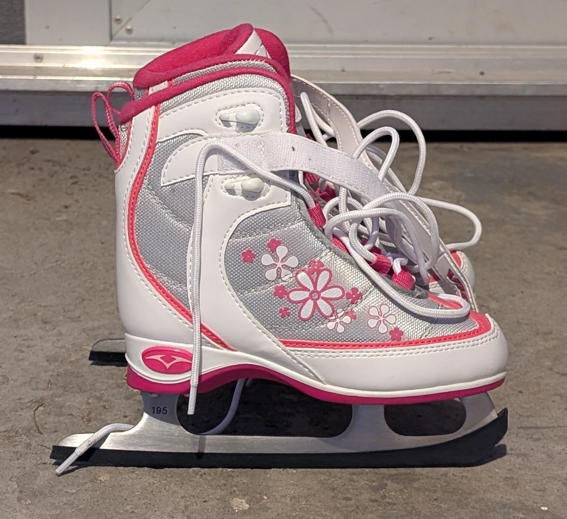 Vic Girls' Figure Skates - Size Y13 (EUR 29) - Barely Used - photo 2