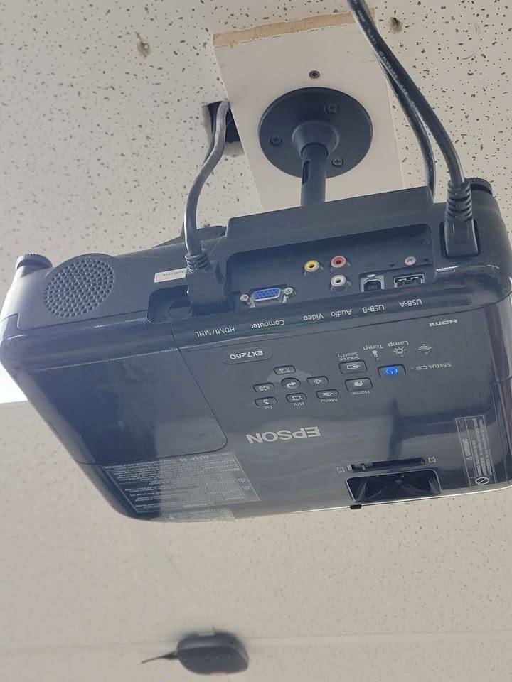Epson Pro EX7280 WXGA Business Projector + ceiling mount - photo 2