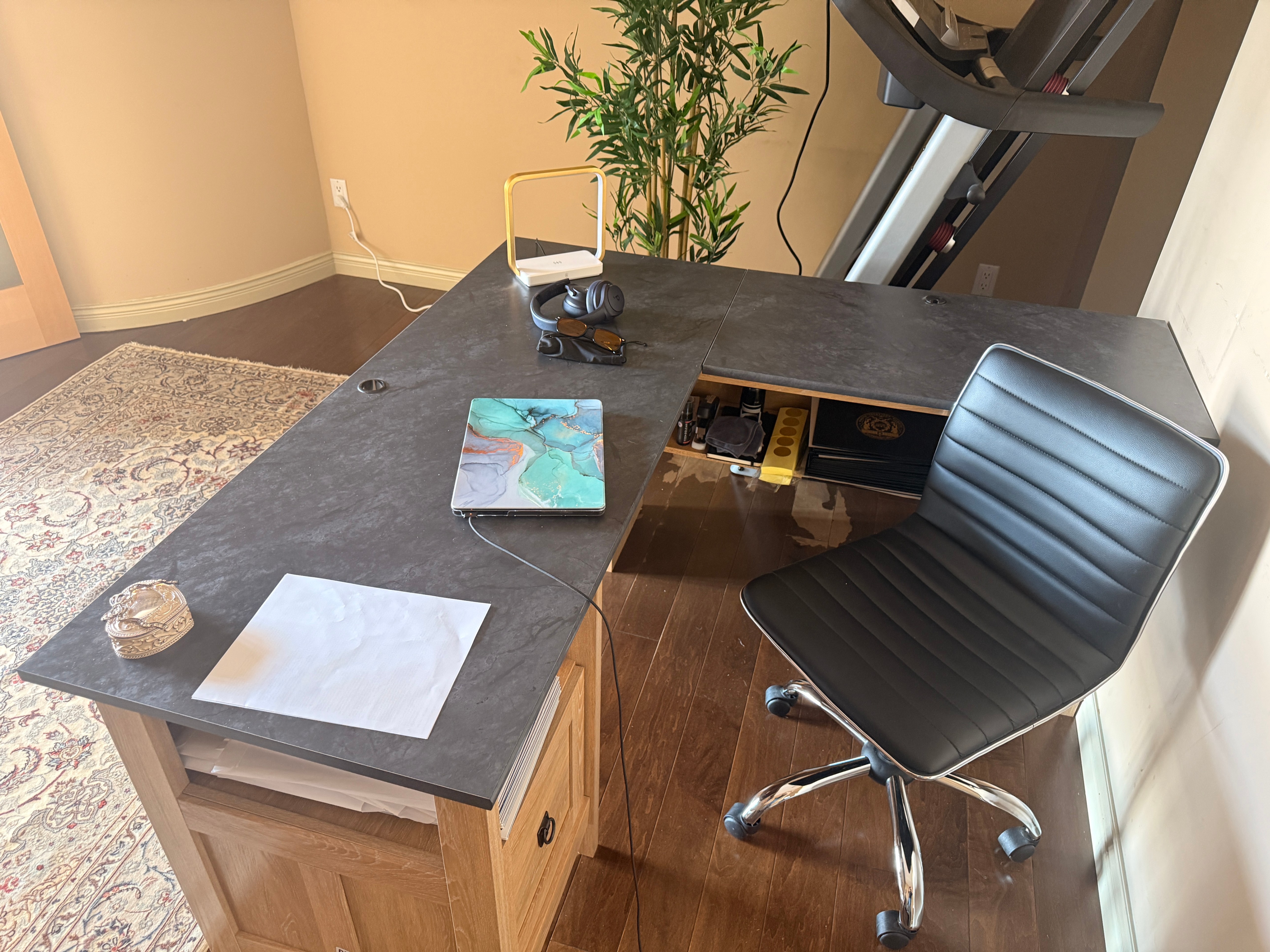 Desk - photo 2