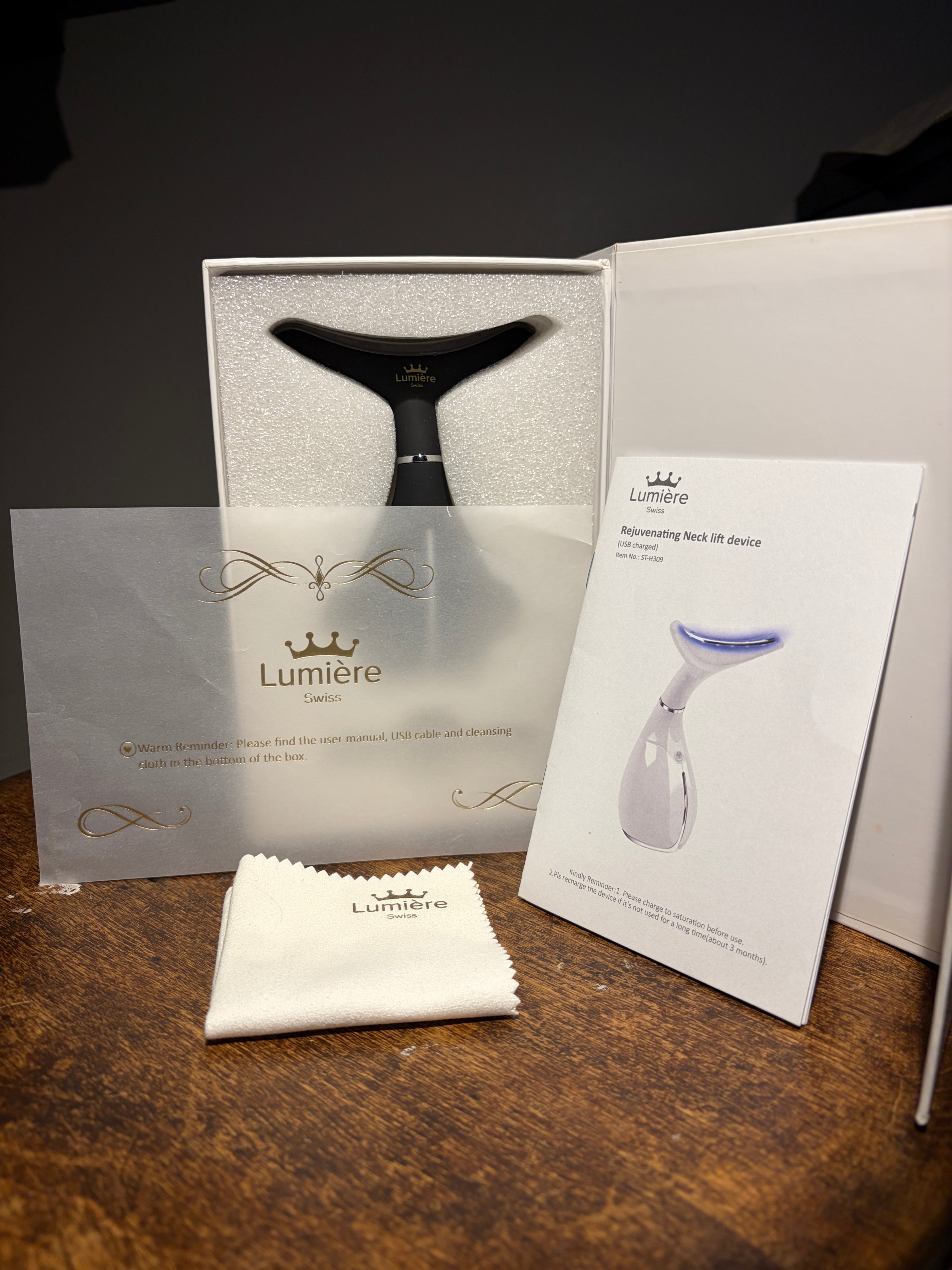 Lumiere Swiss Rejuvenating Neck Lift Device