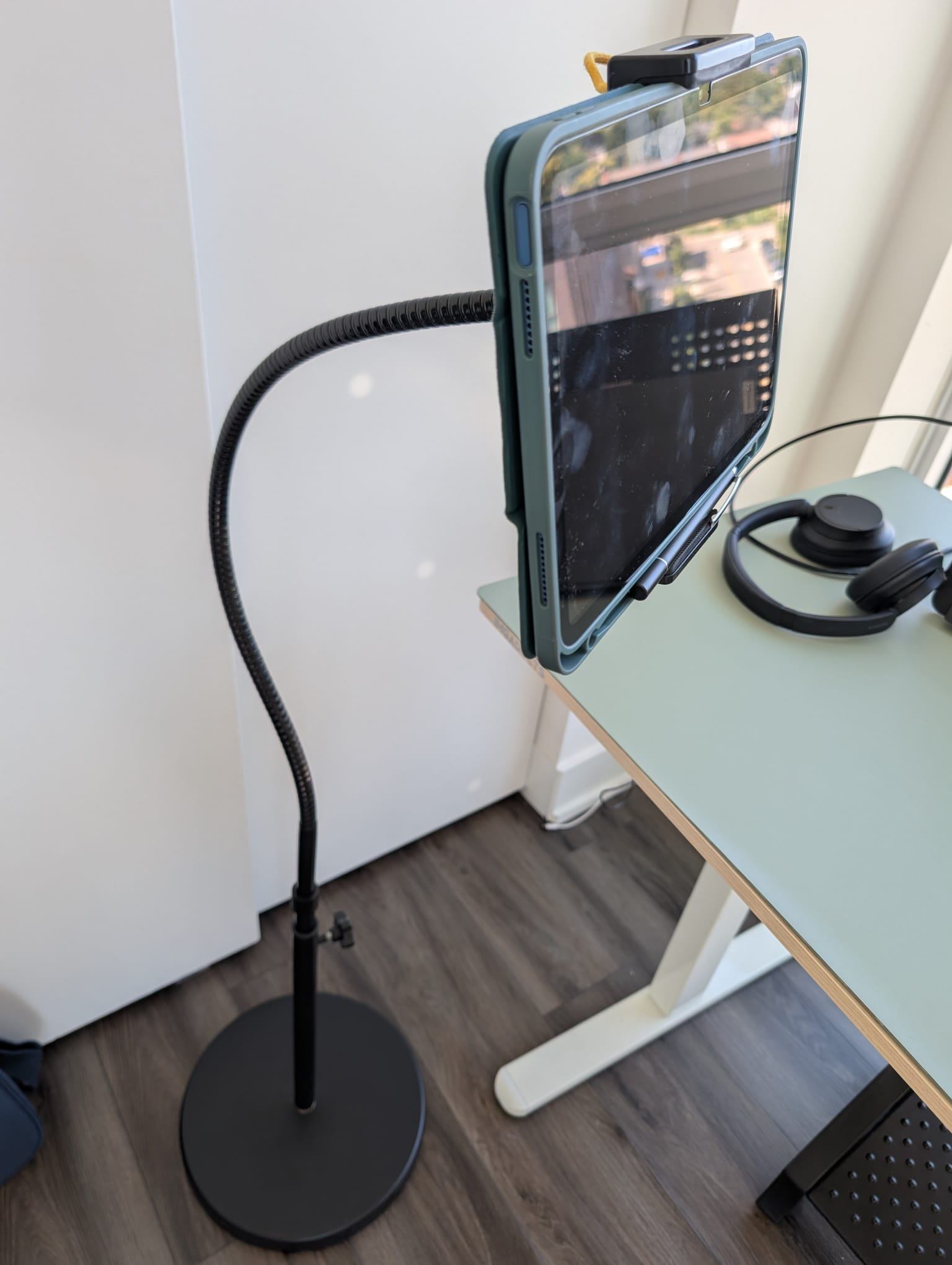 Adjustable iPad / Phone Floor Stand – Flexible Gooseneck