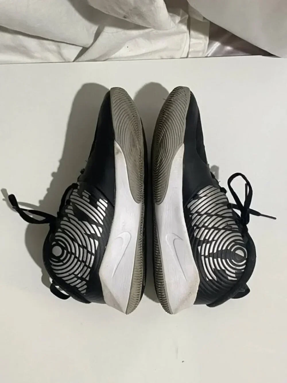 Nike Team Hustle Quick 2 GS Girls 6.5Y Black & Silver Sneakers - photo 4