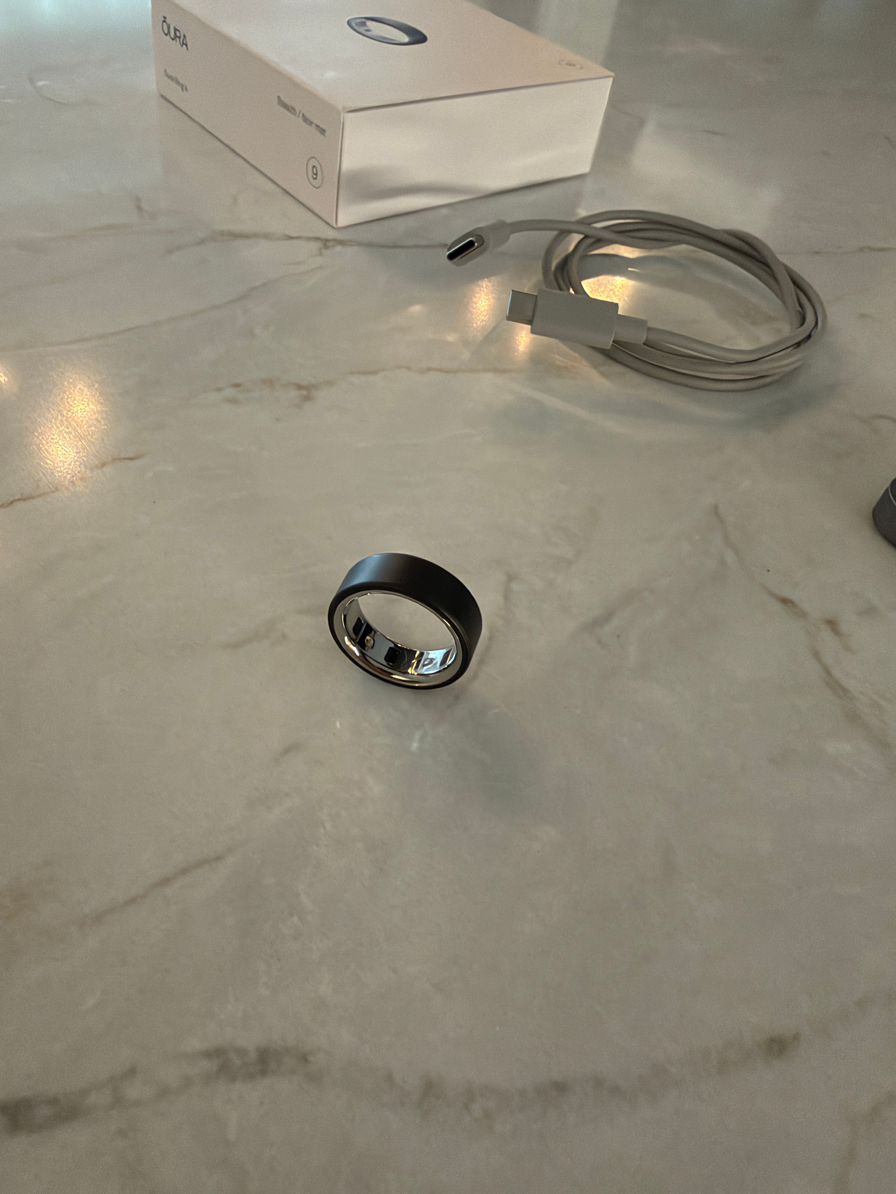 Oura Ring 4 — taille 9 noire — chargeur + boîte — Montréal - photo 2