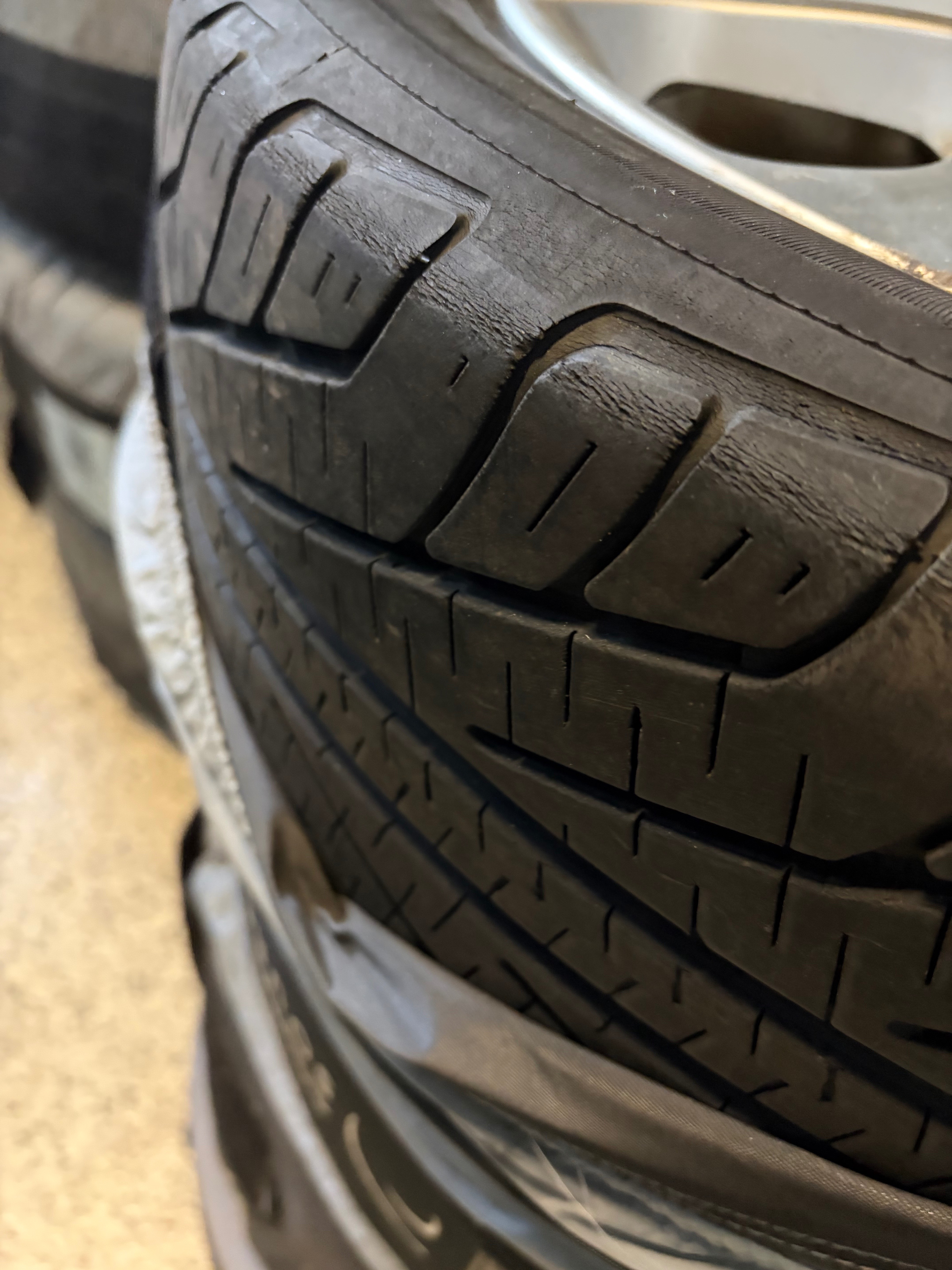 Set of 4 Michelin Tires and Kia Rims - photo 2