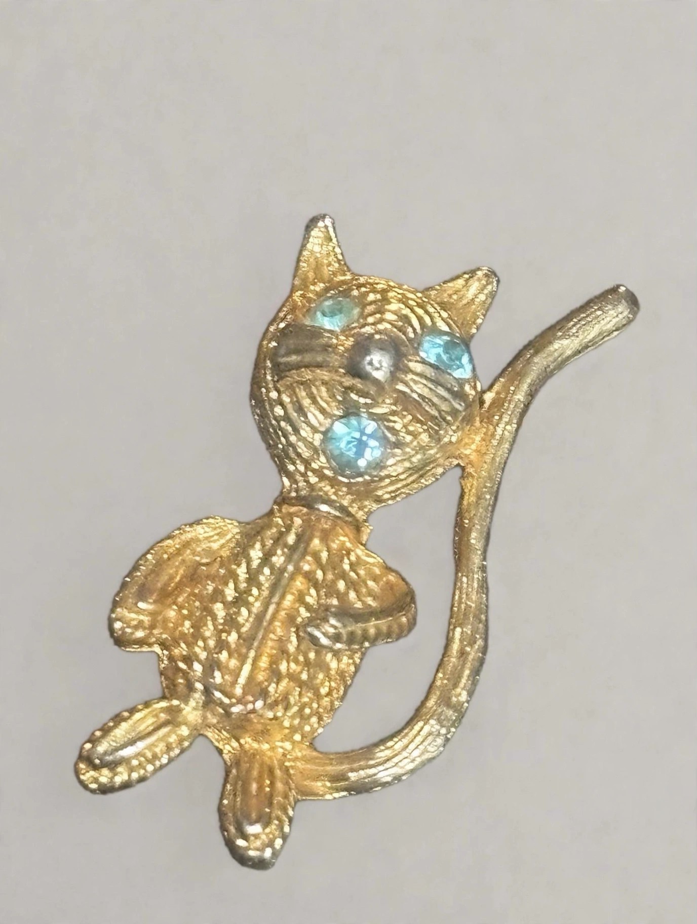 Gold Cat Brooch Blue Rhinestone Eyes Vintage Canada Pin - photo 3
