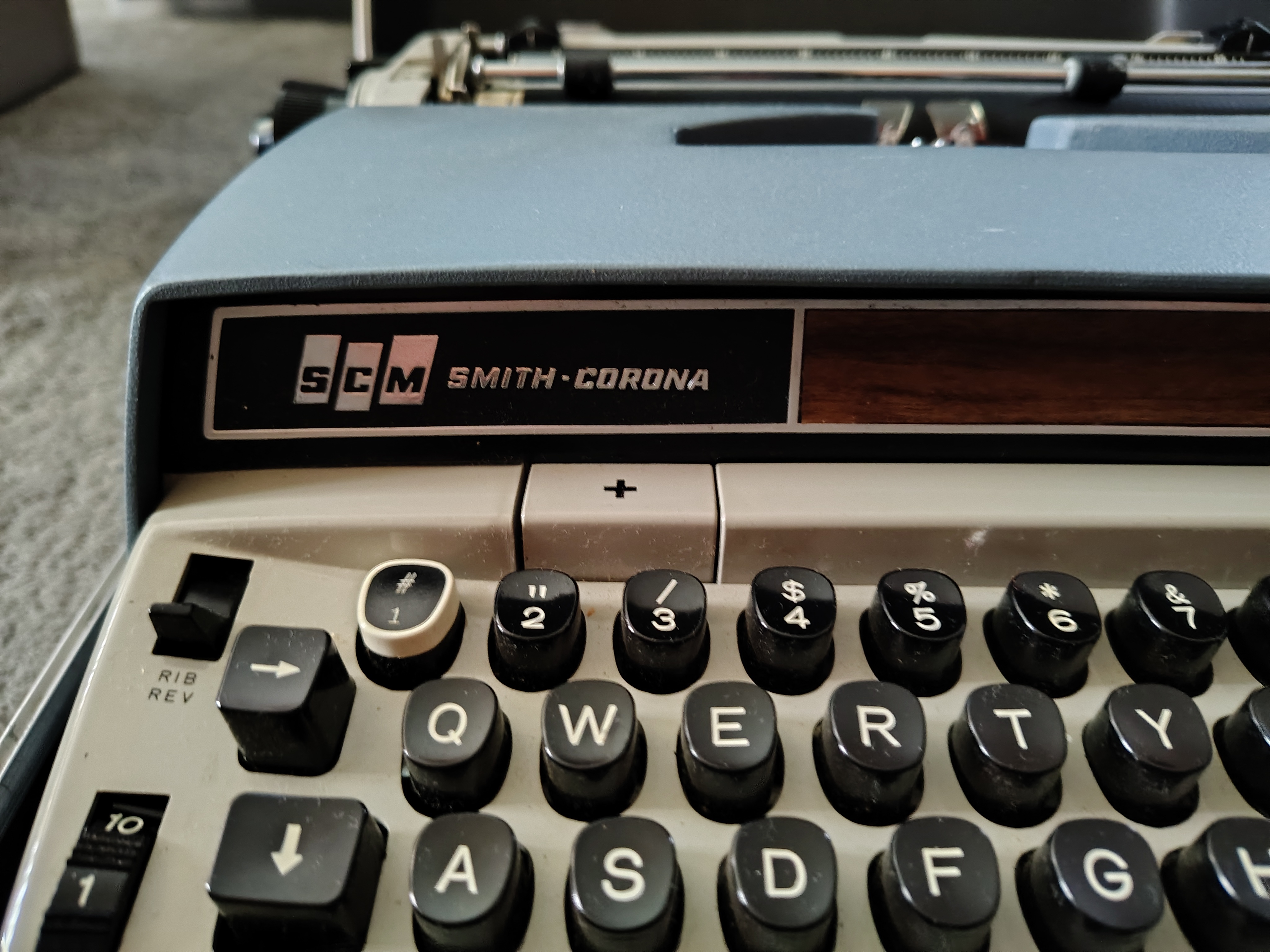 Vintage Smith-Corona Electra 210 Electric Typewriter - photo 3