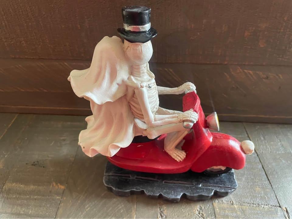 NEW - resin Skeleton couple riding a moped - photo 4