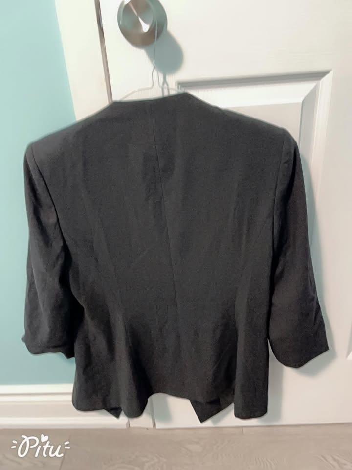 Classic black open-front blazer with 3/4 sleeves - photo 2