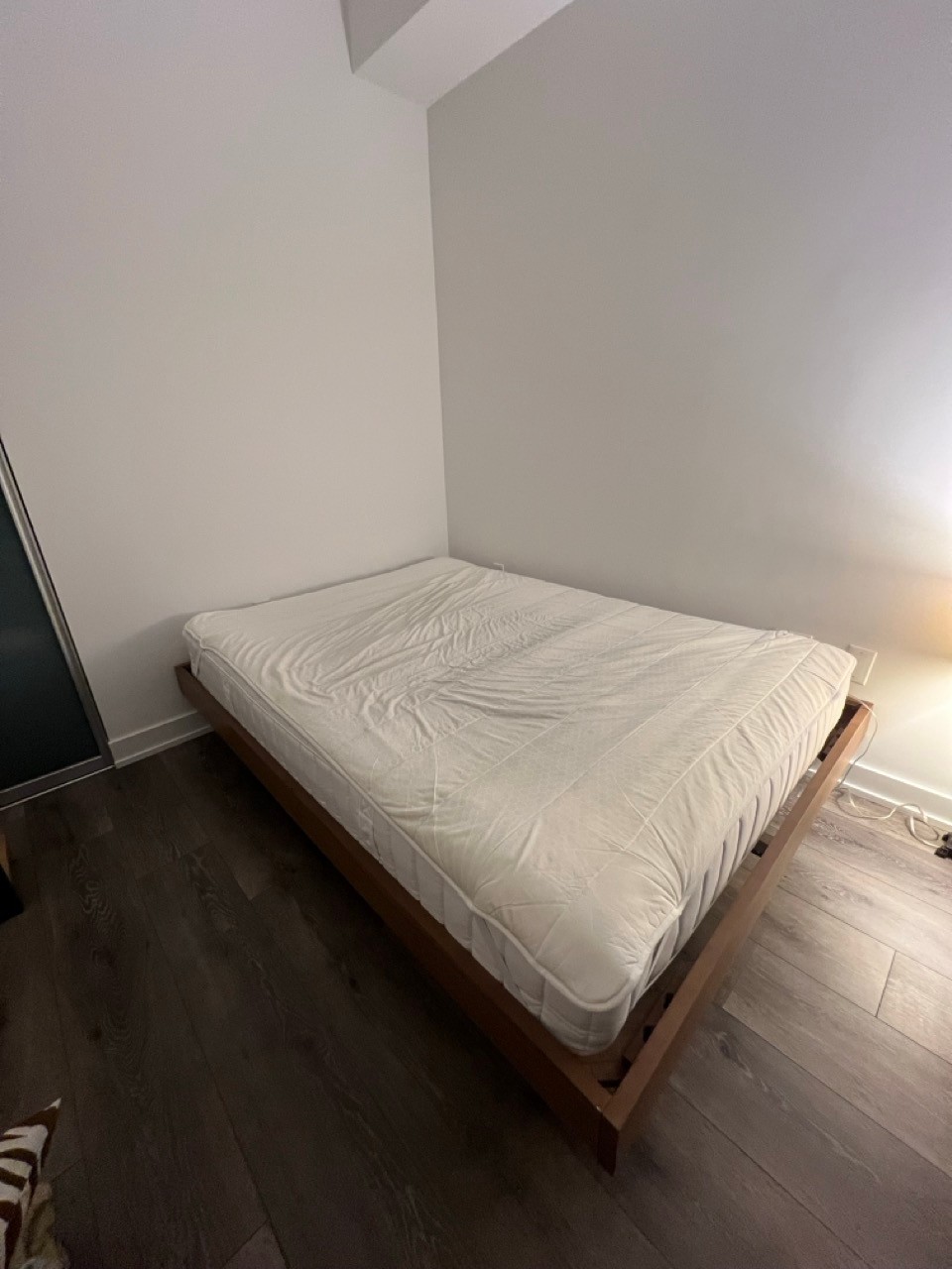 Double bed and mattress with mattress protector