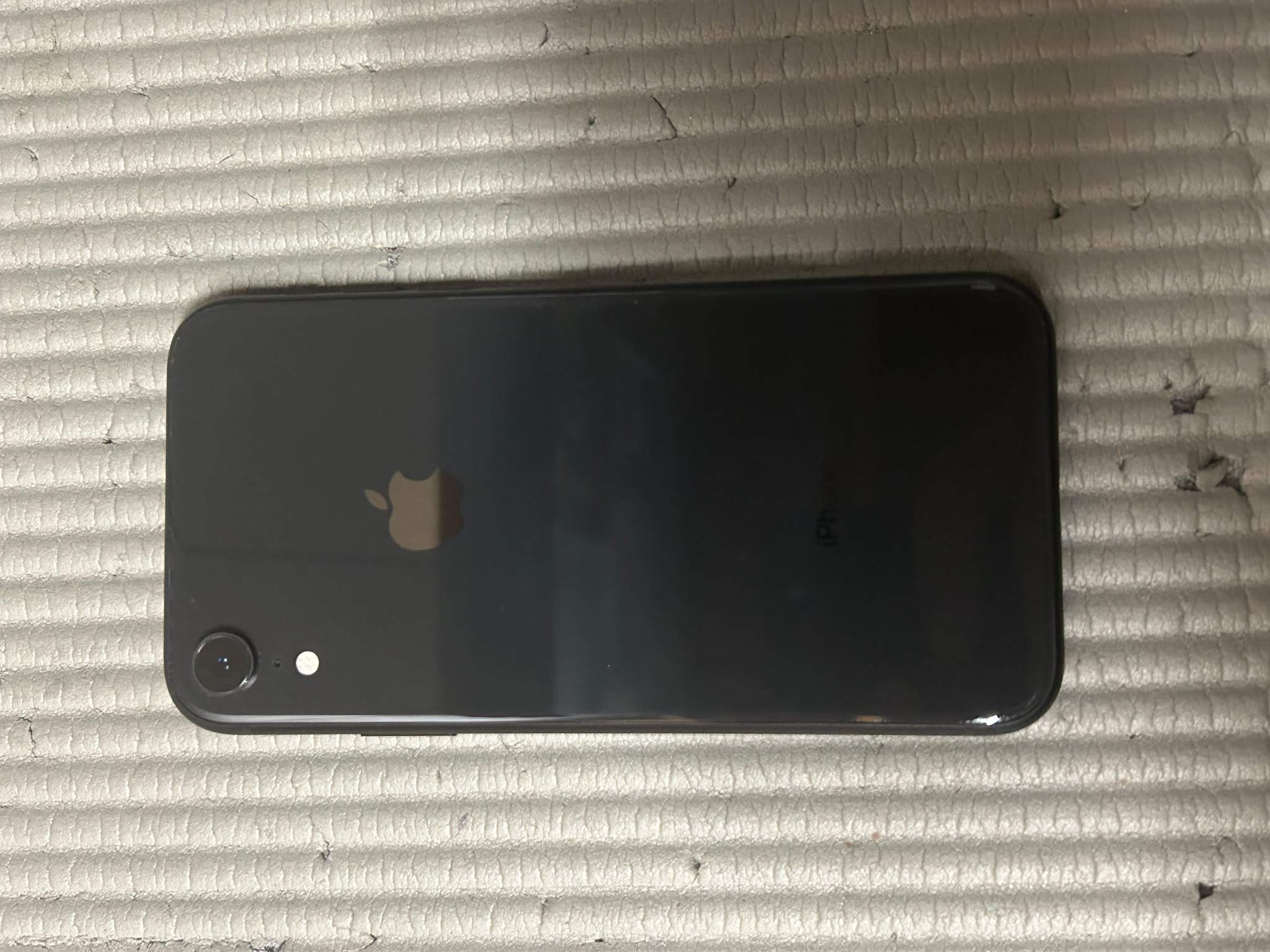 iPhone XR - photo 2