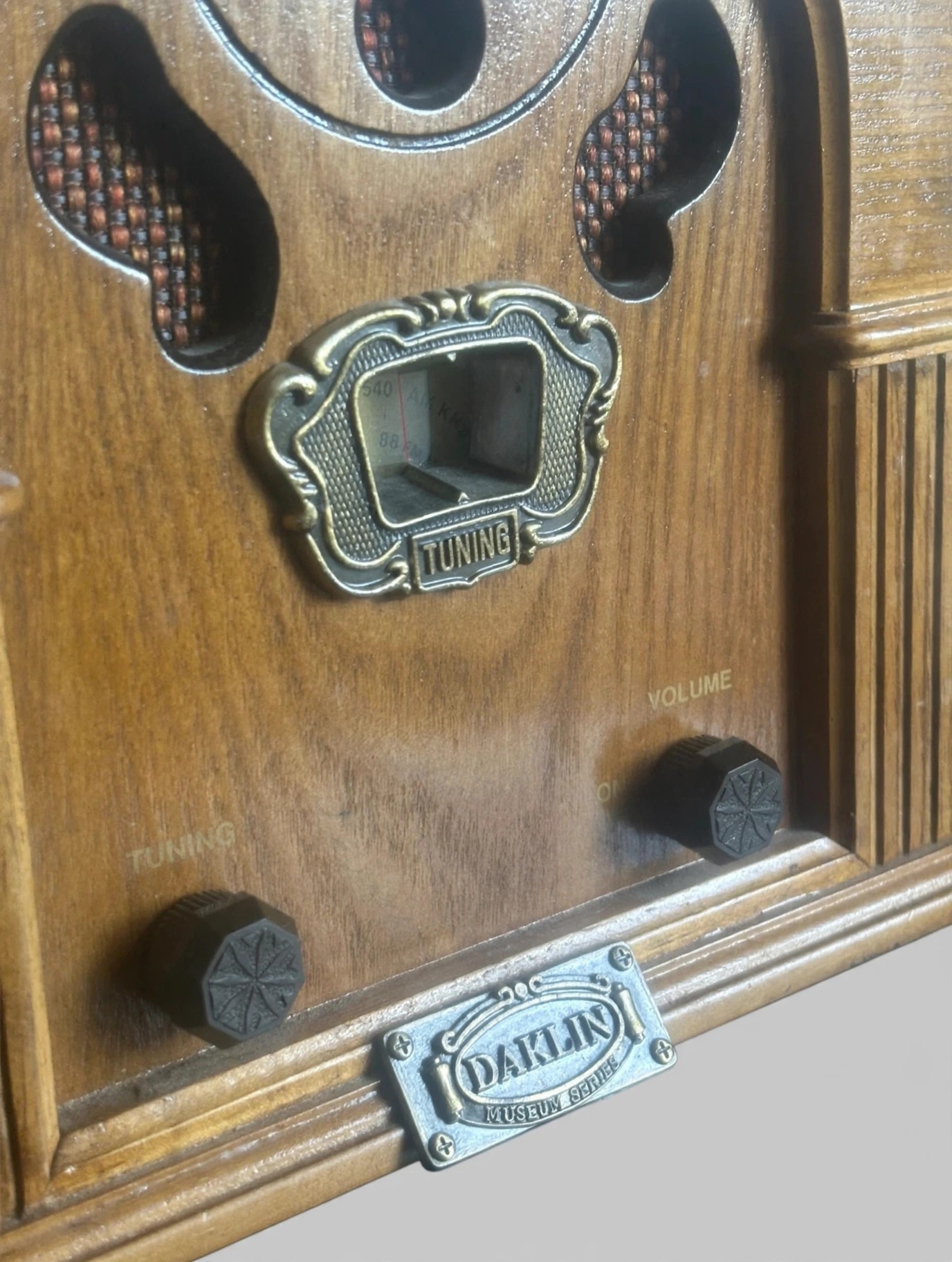 Daklin Museum Series 49053 Vintage-Style Cathedral Radio Wood - photo 3