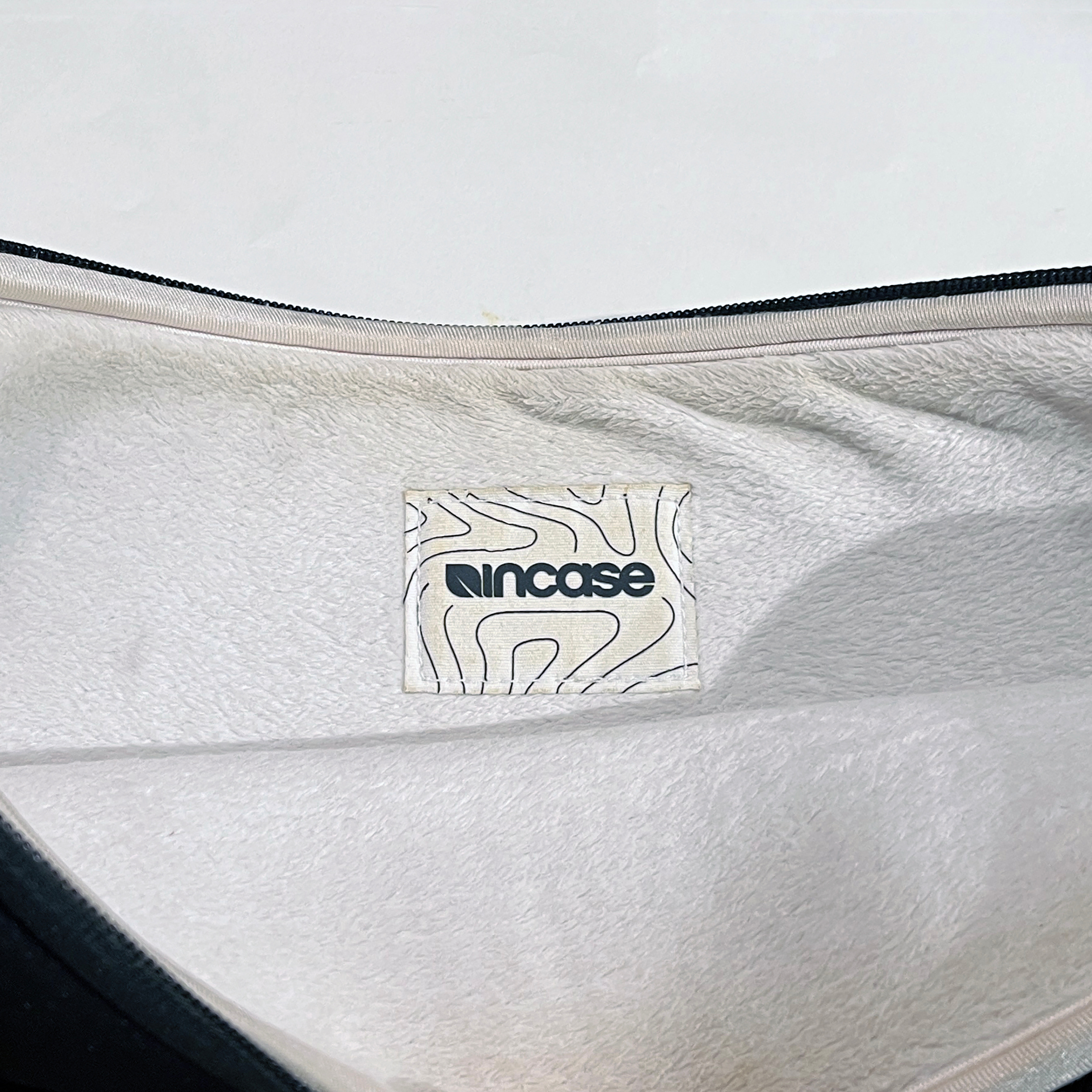 Incase 15" MacBook Sleeve — Black Neoprene with Soft Lining - photo 2