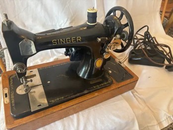 Vintage Singer Sewing Machine with Case