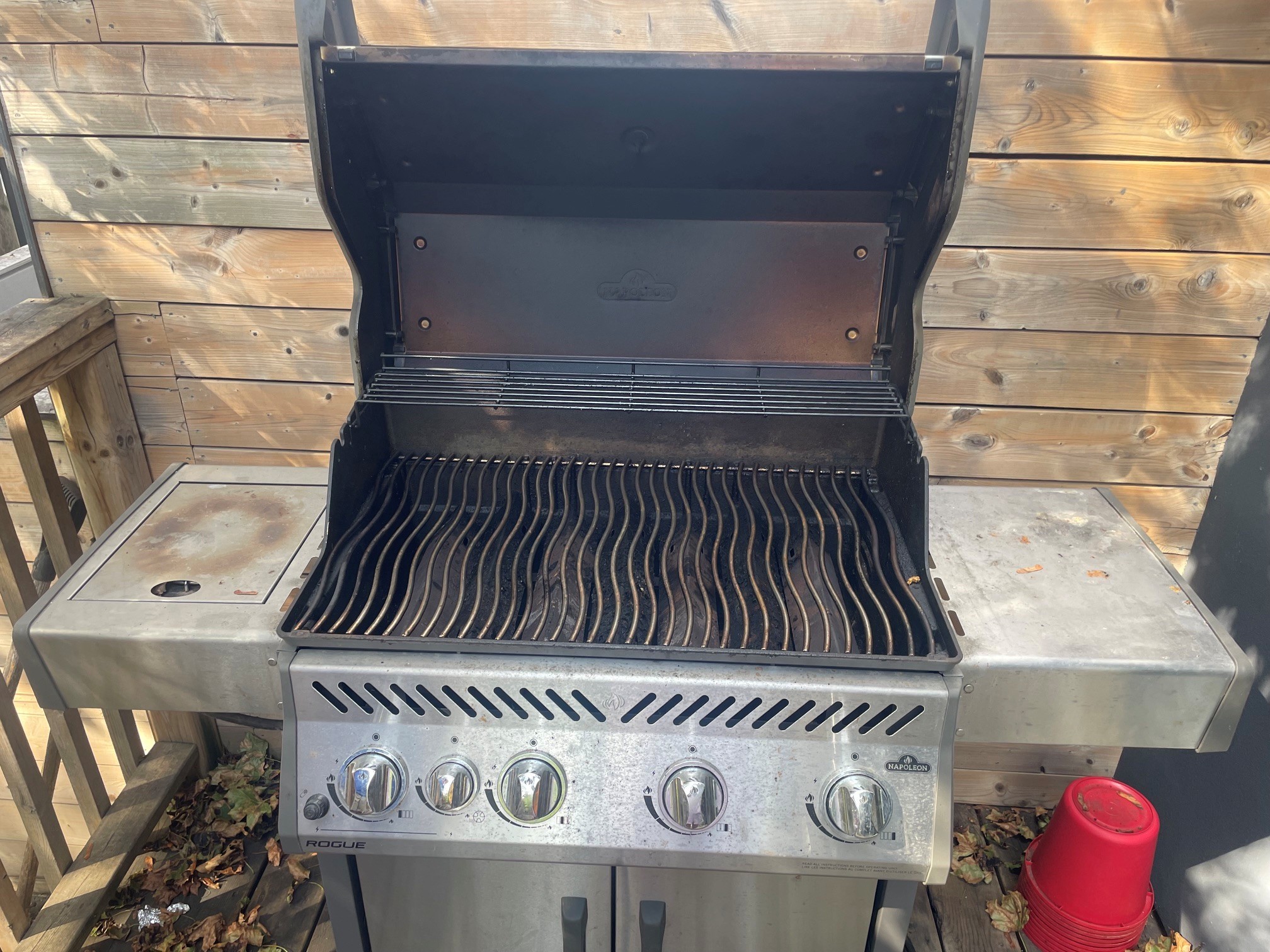 Napoleon Rogue Gas Grill - Model 525 - photo 3