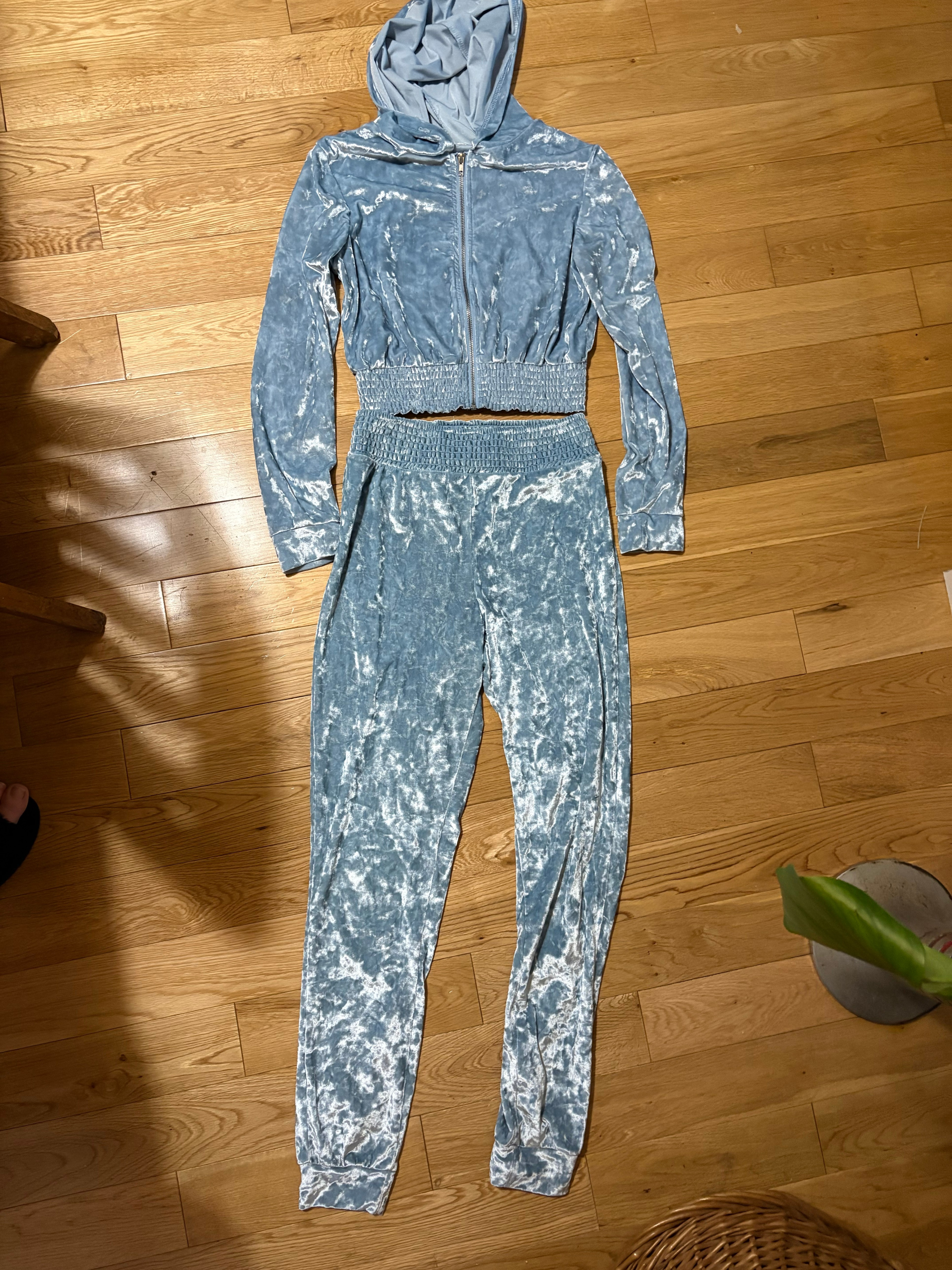 Pastel blue velour track suit with cropped hoodie - photo 2