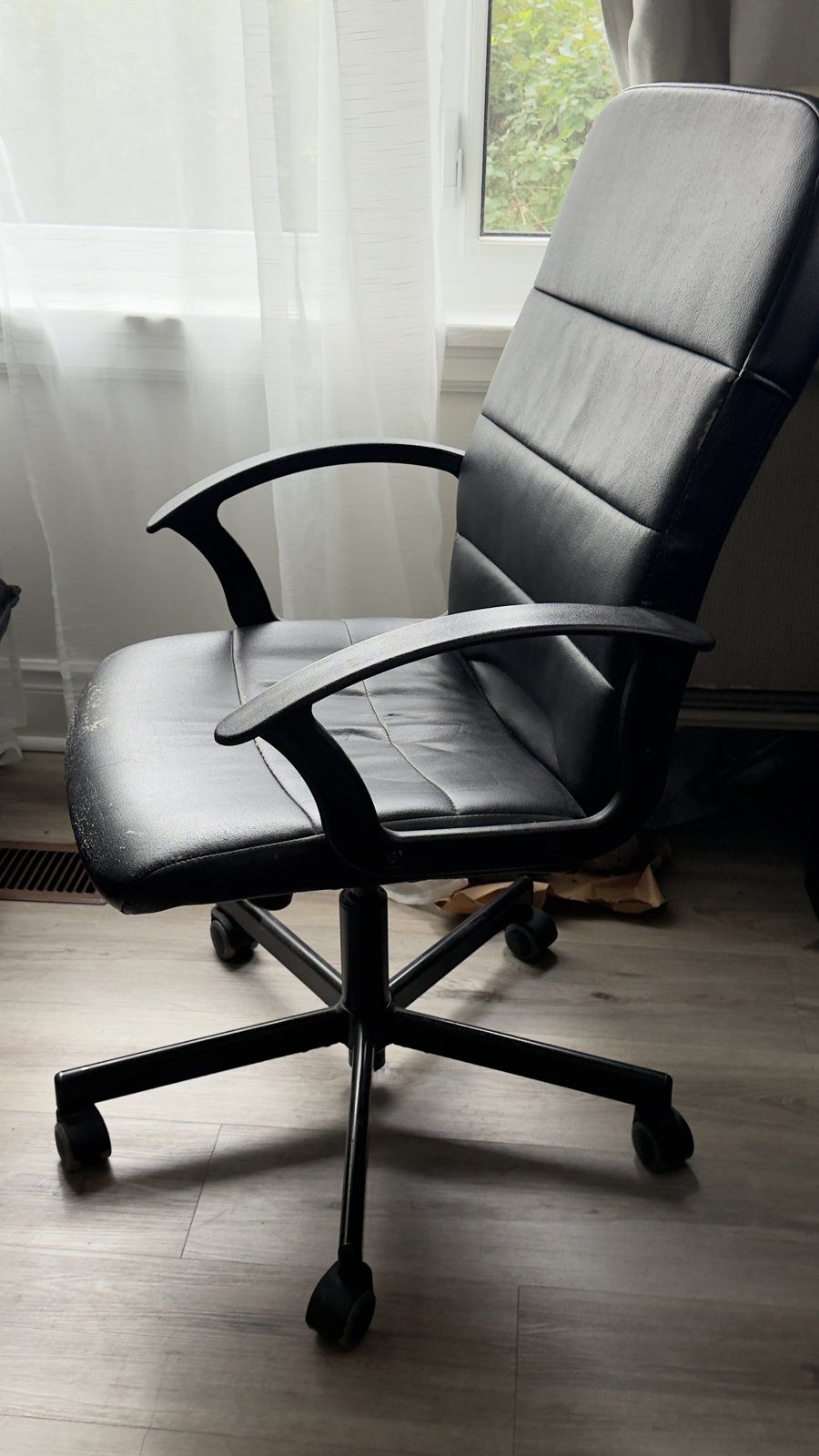 Black Office Chair with Armrests – Swivel, on Wheels