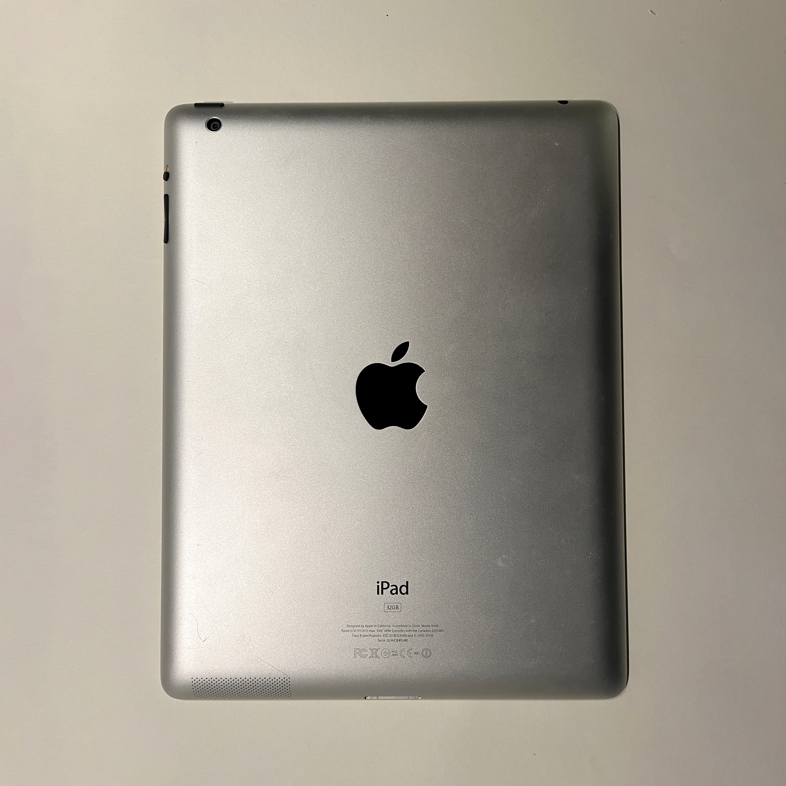 Apple iPad 3rd Gen (9.7" Retina, 32GB, Wi-Fi) with Case & Cable - photo 2