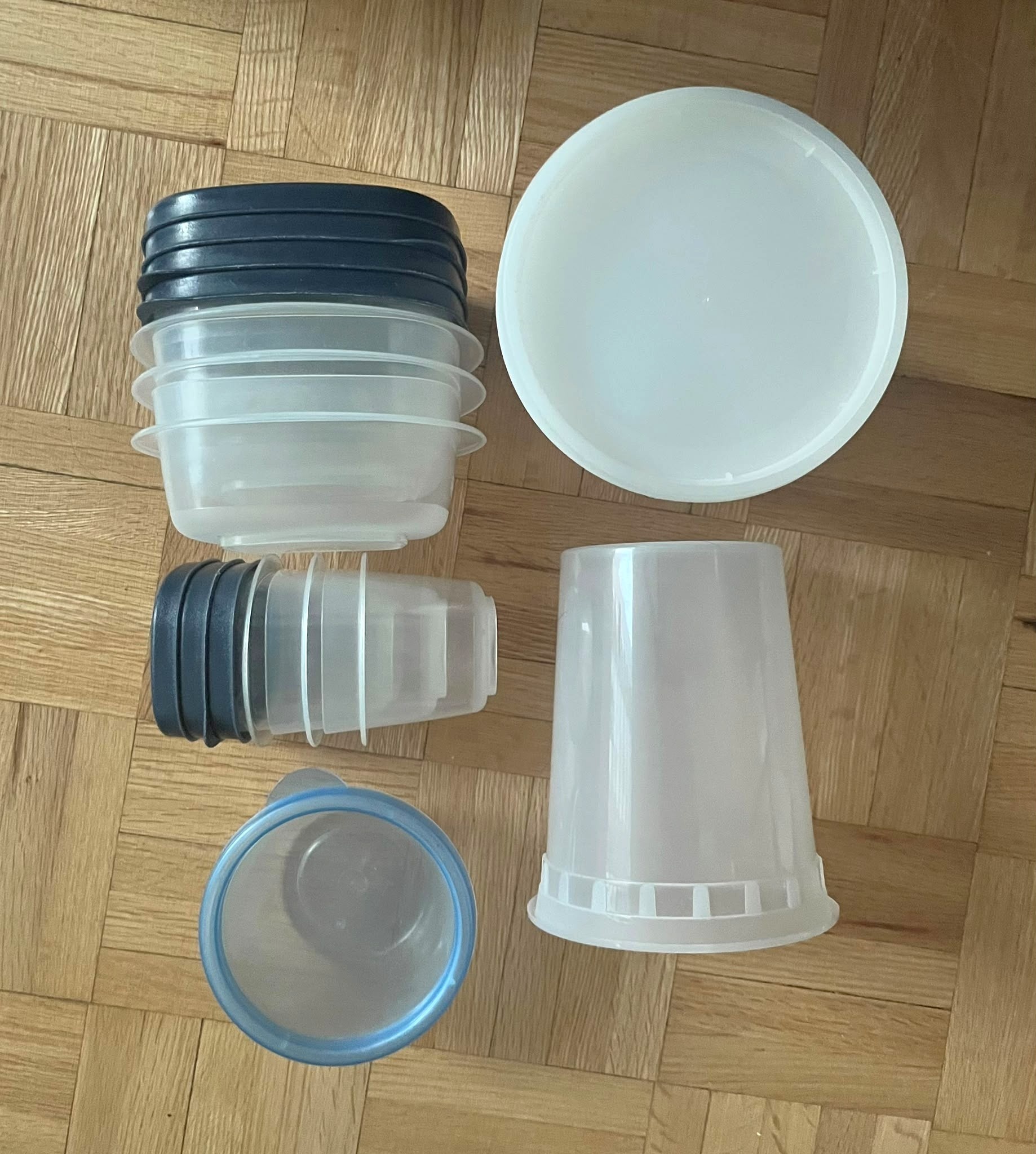 MOVING OUT SALE | FREE | Assorted Tupperware