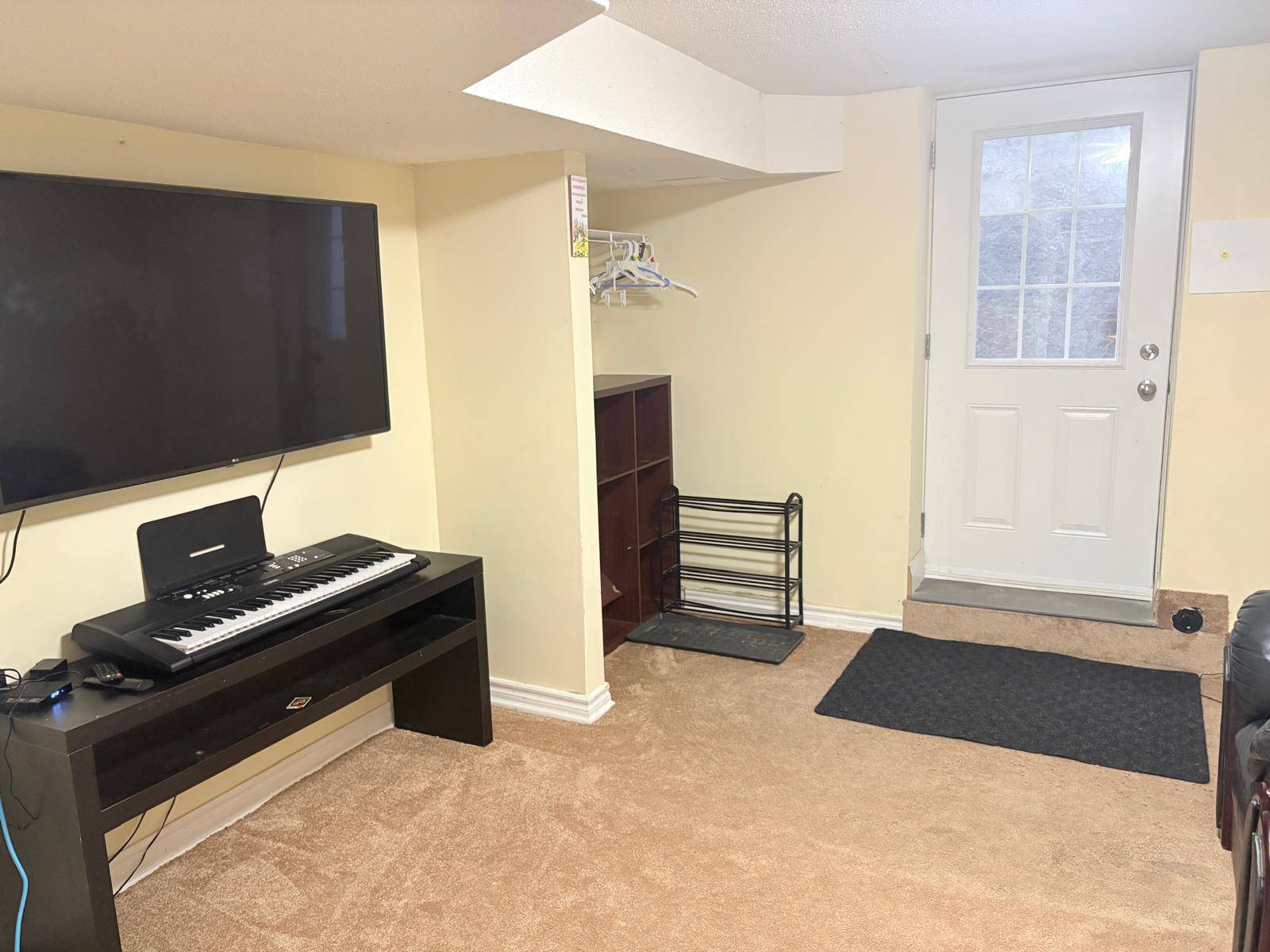 Private room for rent in Scarborough - photo 2