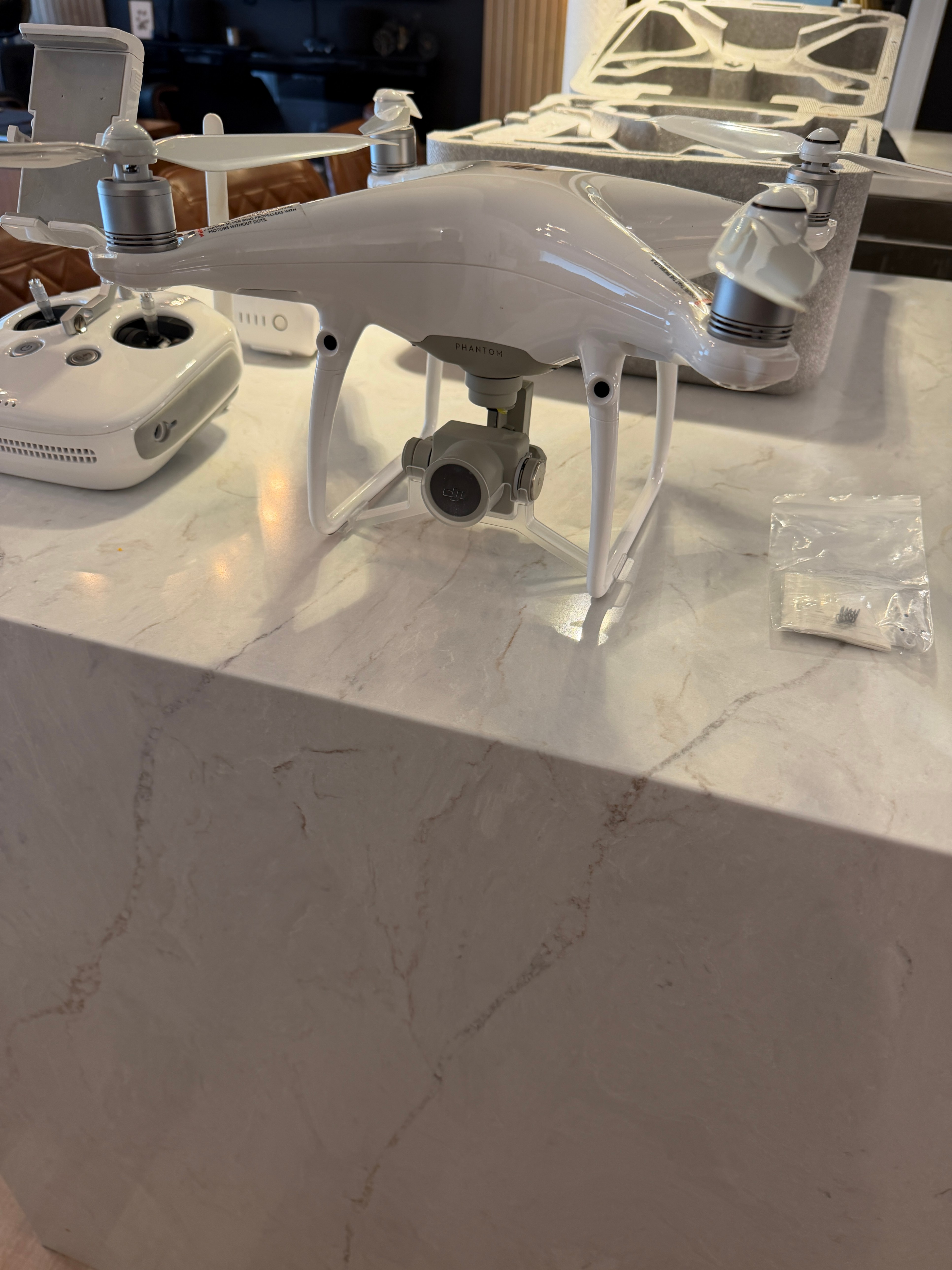 DJI Phantom 4 — 2 batteries, valise, hélices extras — Montréal - photo 2