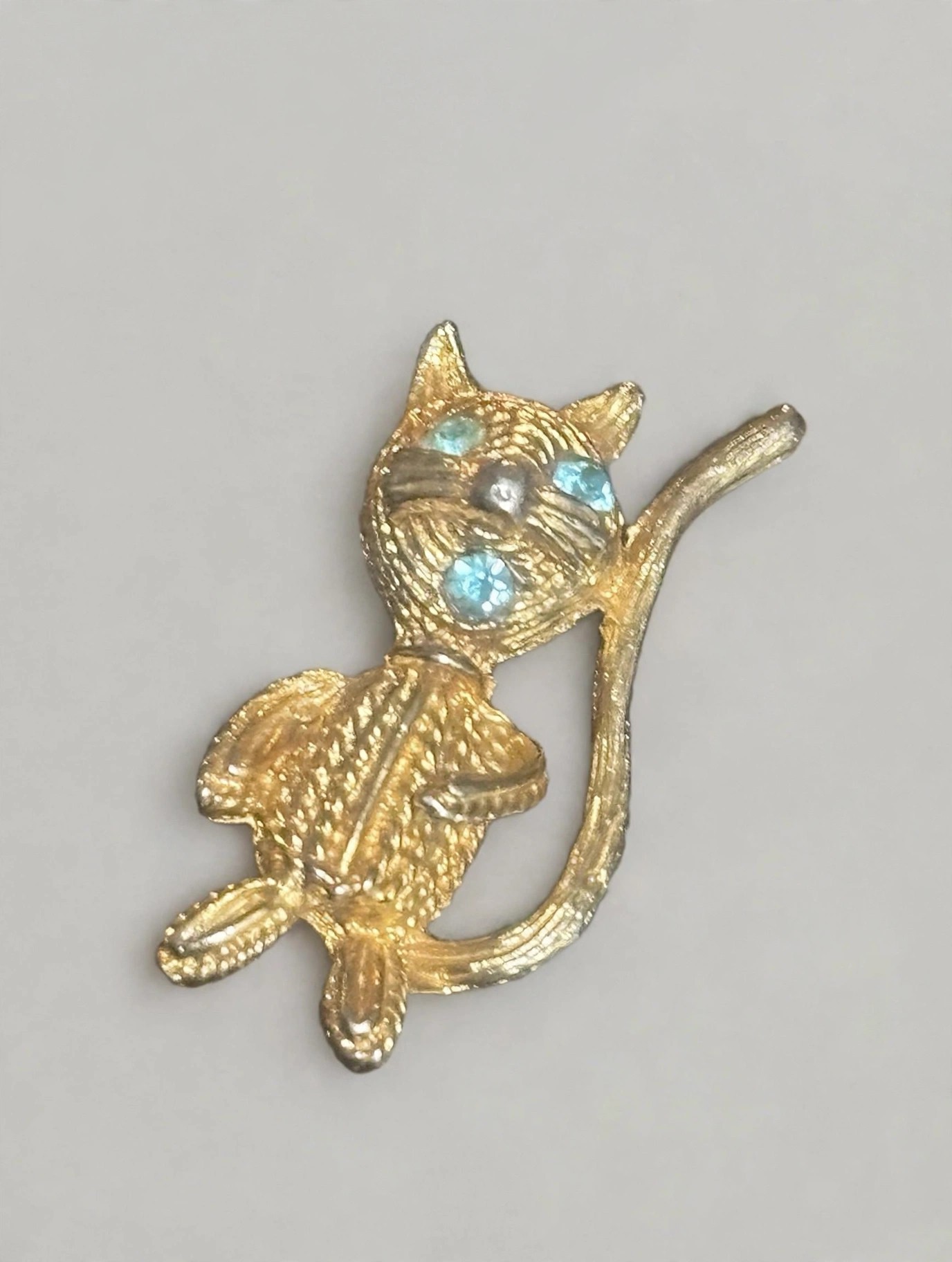 Gold Cat Brooch Blue Rhinestone Eyes Vintage Canada Pin - photo 5