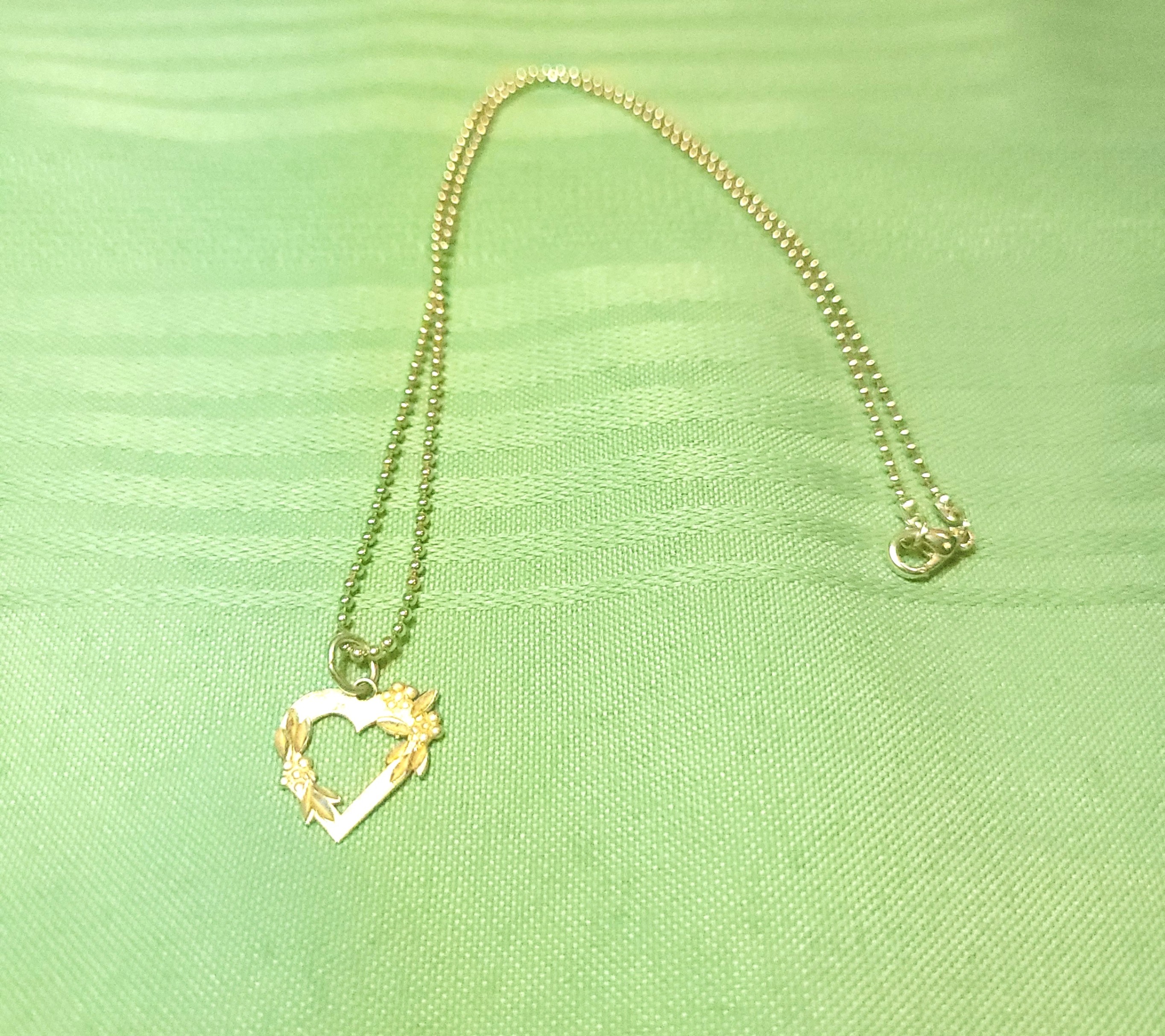 90s Tri Tone Open Heart Floral Leaf Pendant Bead Chain Necklace