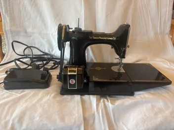 Vintage Singer Sewing Machine with Case - photo 2