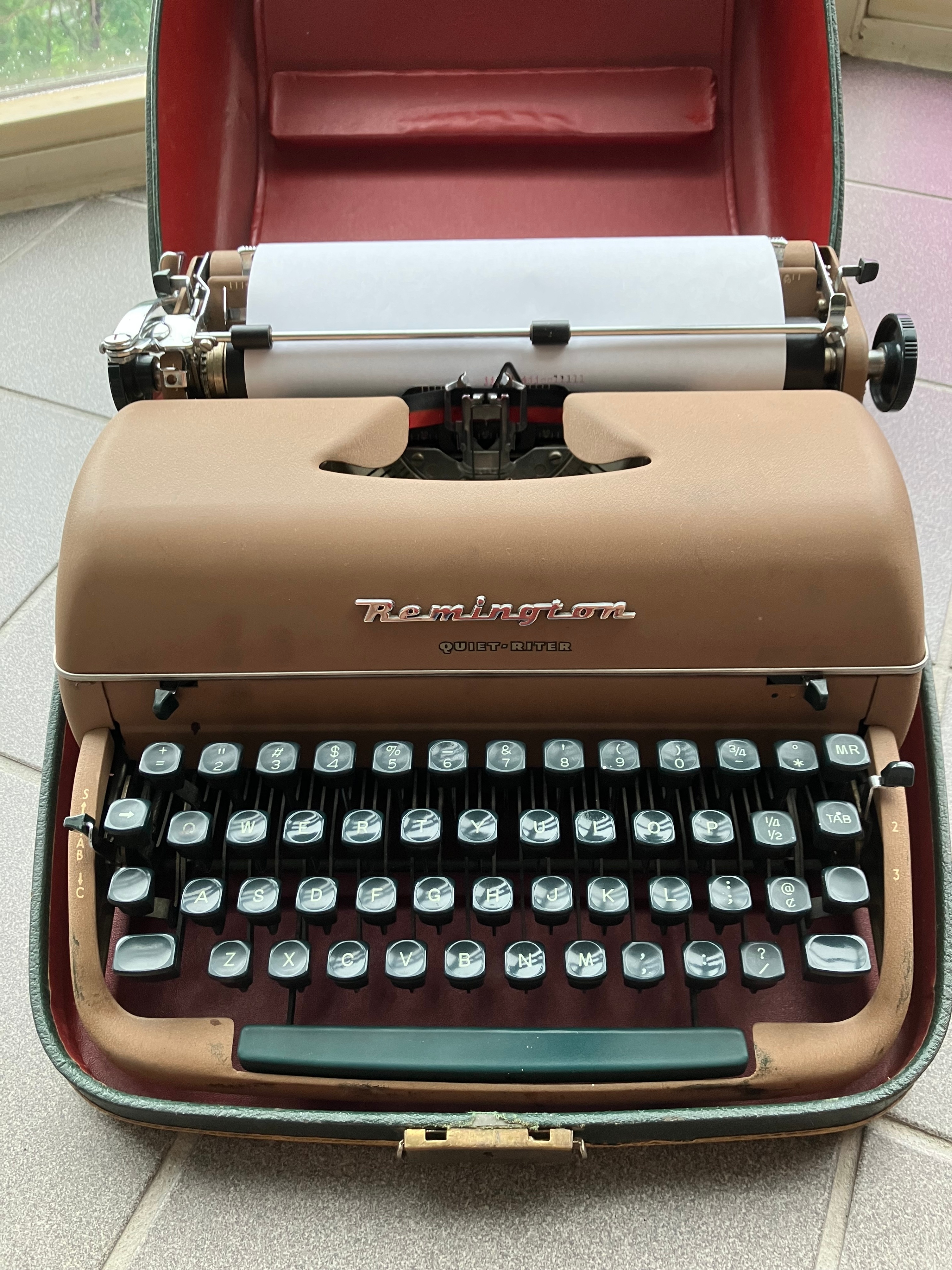 1950's Remington Quiet-Riter typewriter - photo 3