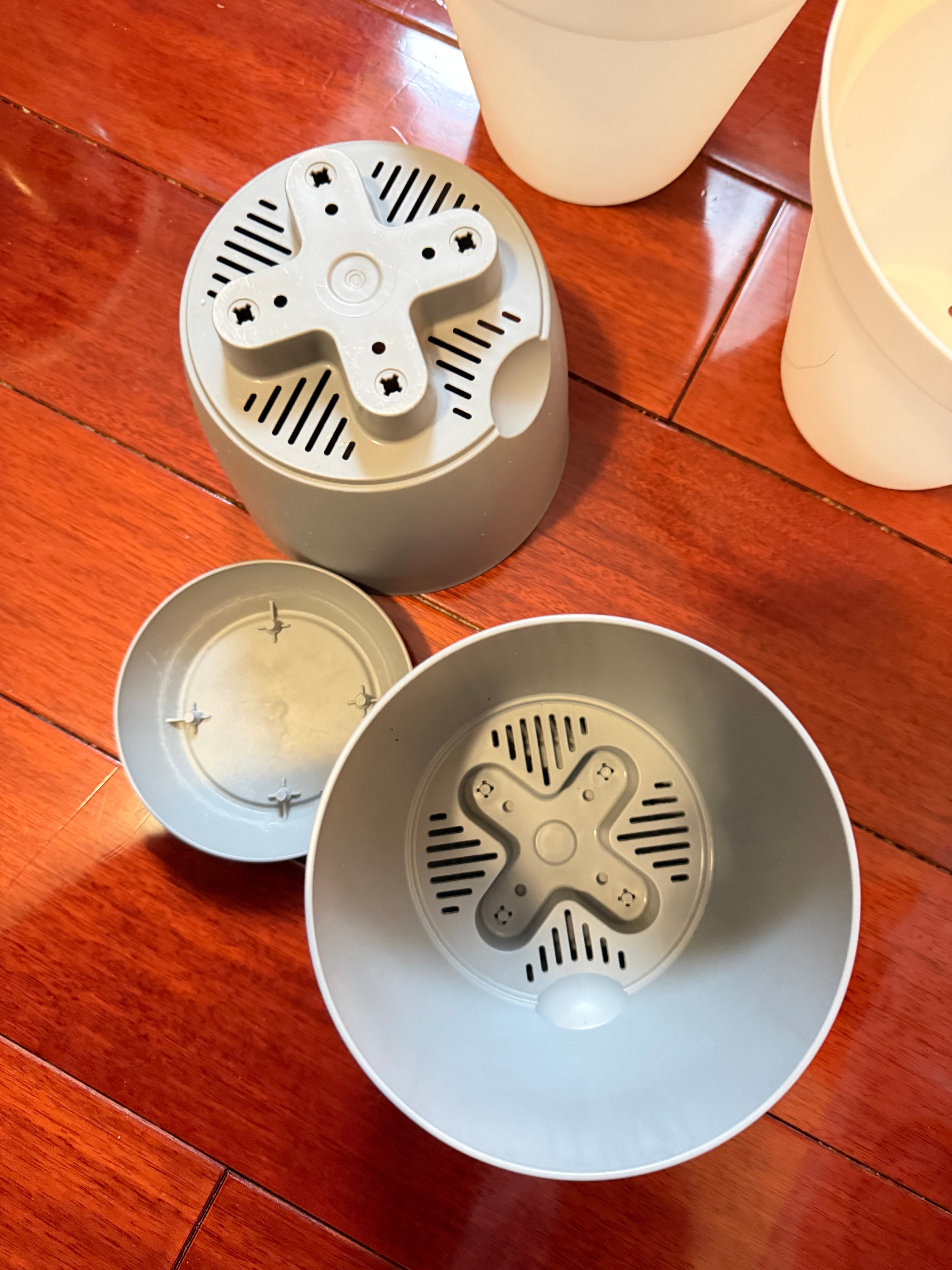 Set of 4 Plastic Plant Pots with Drainage – Grey & White - photo 3